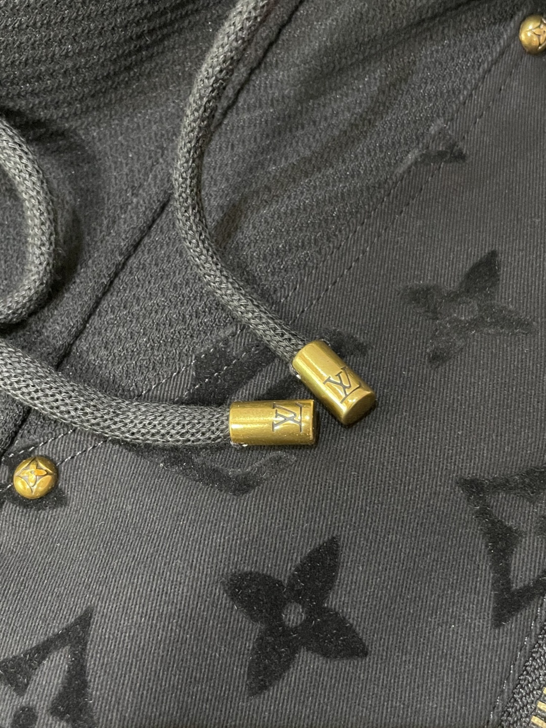 🏊 Lv 2025秋冬新款休闲裤！官网同步发售。品牌经典LOGO休闲裤 ，定制面料，舒适度极好，手触感强