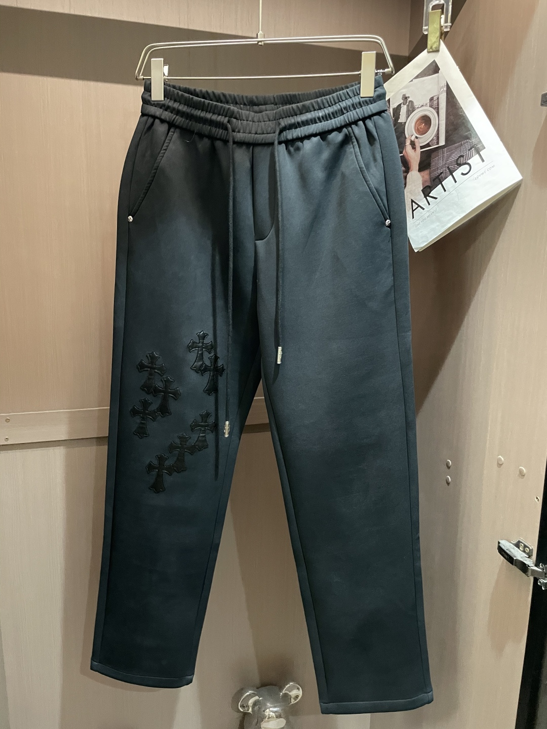 🏊 克罗心 2025秋冬新款休闲裤！官网同步发售。品牌经典LOGO休闲裤 ，定制面料，舒适度极好，手触感