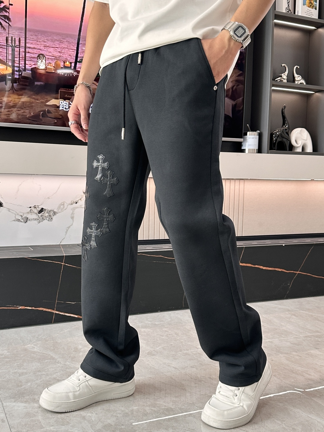 NO:531944,Croxin New autumn and winter casual pants!  The official website is released simultaneously. The brand's classic LOGO casual pants, customized fabric, excellent comfort, strong hand touch. Very high recognition, perfect quality craftsmanship. Size M-3XL, chrome hearts, alexander wang19860909克罗心 秋冬新款休闲裤！官网同步发售.品牌经典LOGO休闲裤 ,定制面料,舒适度极好,手触感强烈.辨识度极高,完美品相工艺. 尺码M-3XL,,chrome hearts,alexander wang,Men's clothing