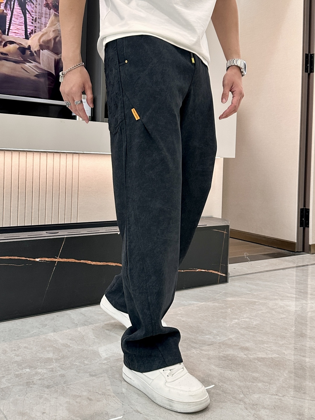 🏊 Lv 2025秋冬新款休闲裤！官网同步发售。品牌经典LOGO休闲裤 ，定制面料，舒适度极好，手触感强