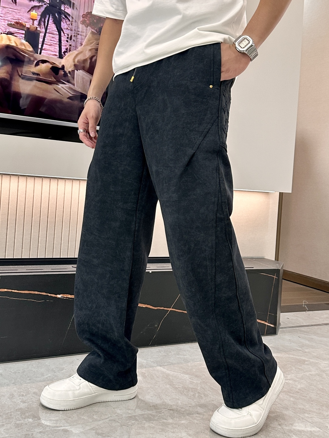 NO:733980,Lv 2026 spring new casual pants!  On sale simultaneously on the official website. The brand's classic LOGO casual pants, customized fabrics, excellent comfort, strong touch. Highly recognizable, perfect appearance and craftsmanship. Sizes M-3XL, Louis Vuitton,19860909Lv 2026春季新款休闲裤！官网同步发售.品牌经典LOGO休闲裤 ,定制面料,舒适度极好,手触感强烈.辨识度极高,完美品相工艺. 尺码M-3XL,,louis vuitton,,Men's clothing