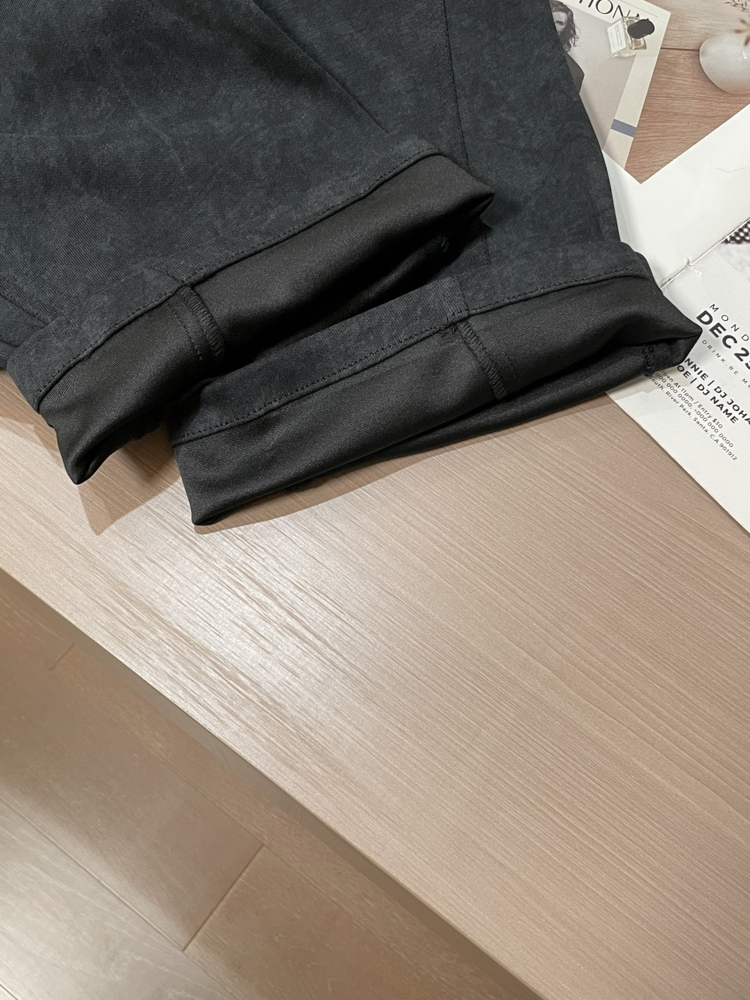 🏊 Lv 2025秋冬新款休闲裤！官网同步发售。品牌经典LOGO休闲裤 ，定制面料，舒适度极好，手触感强