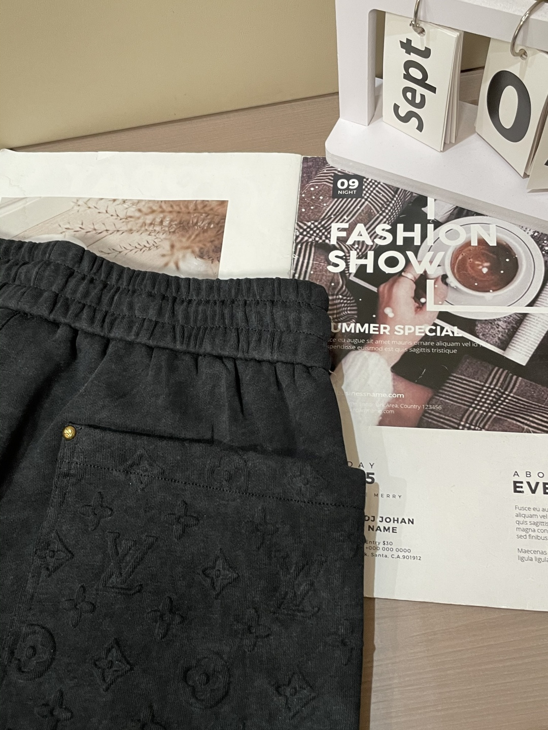 🏊 Lv 2025秋冬新款休闲裤！官网同步发售。品牌经典LOGO休闲裤 ，定制面料，舒适度极好，手触感强