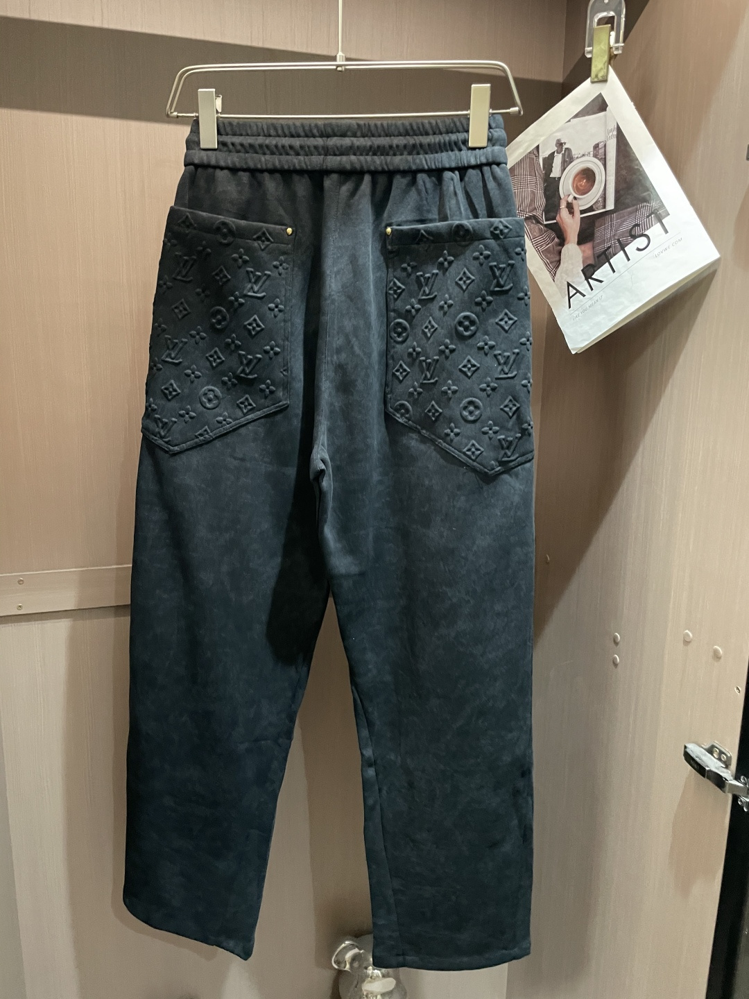 🏊 Lv 2025秋冬新款休闲裤！官网同步发售。品牌经典LOGO休闲裤 ，定制面料，舒适度极好，手触感强