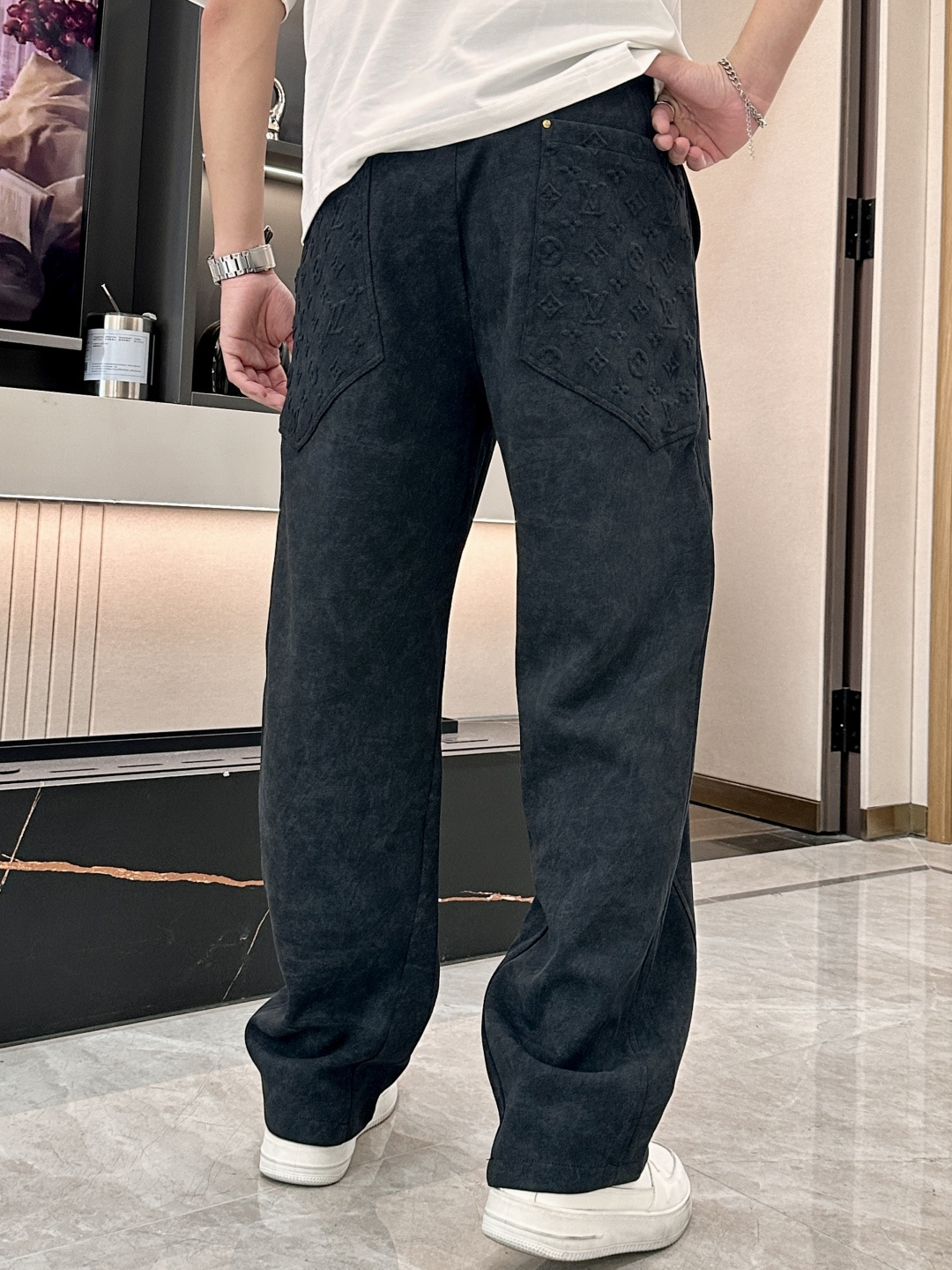 🏊 Lv 2025秋冬新款休闲裤！官网同步发售。品牌经典LOGO休闲裤 ，定制面料，舒适度极好，手触感强