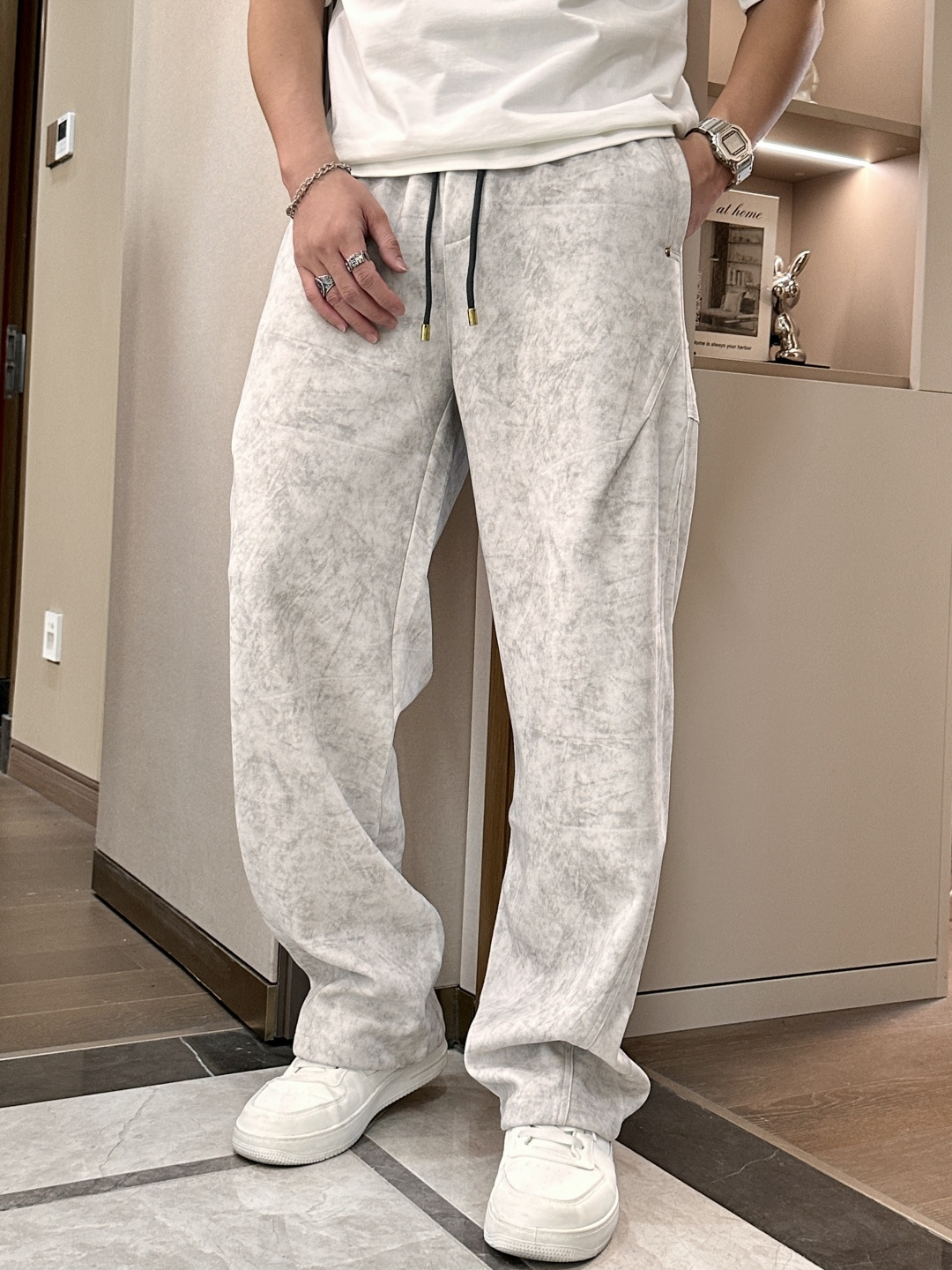 🏊 Lv 2025秋冬新款休闲裤！官网同步发售。品牌经典LOGO休闲裤 ，定制面料，舒适度极好，手触感强