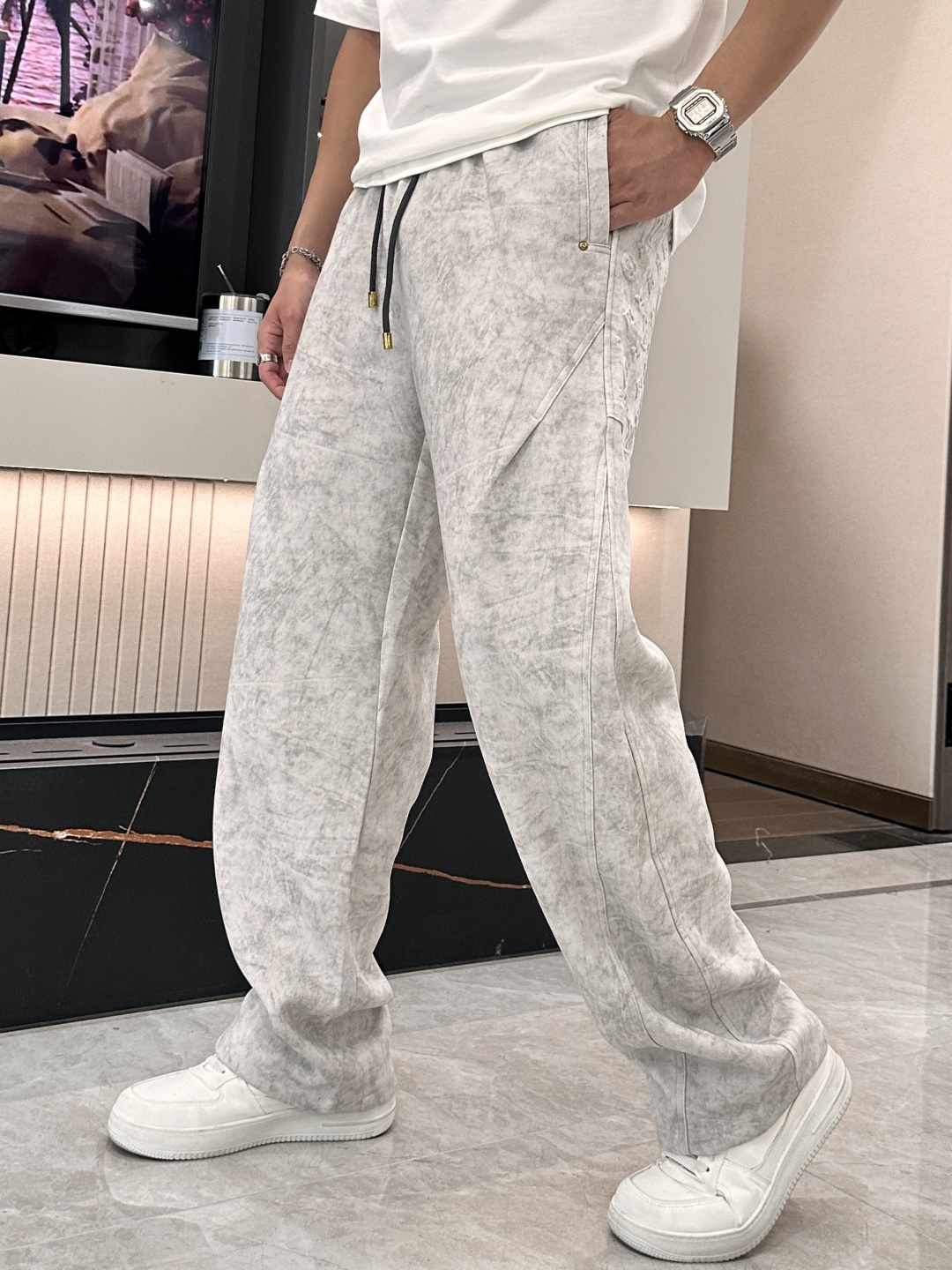 NO:531947,Lv new casual pants in autumn and winter!  The official website is released simultaneously. The brand's classic LOGO casual pants, customized fabric, excellent comfort, strong hand touch. Extremely recognizable, perfect quality craftsmanship. Size M-3XL,,louis vuitton,alexander wang19860909Lv 秋冬新款休闲裤！官网同步发售.品牌经典LOGO休闲裤 ,定制面料,舒适度极好,手触感强烈.辨识度极高,完美品相工艺. 尺码M-3XL,,louis vuitton,alexander wang,Men's clothing