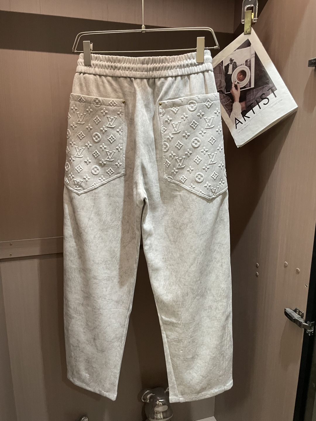 🏊 Lv 2025秋冬新款休闲裤！官网同步发售。品牌经典LOGO休闲裤 ，定制面料，舒适度极好，手触感强
