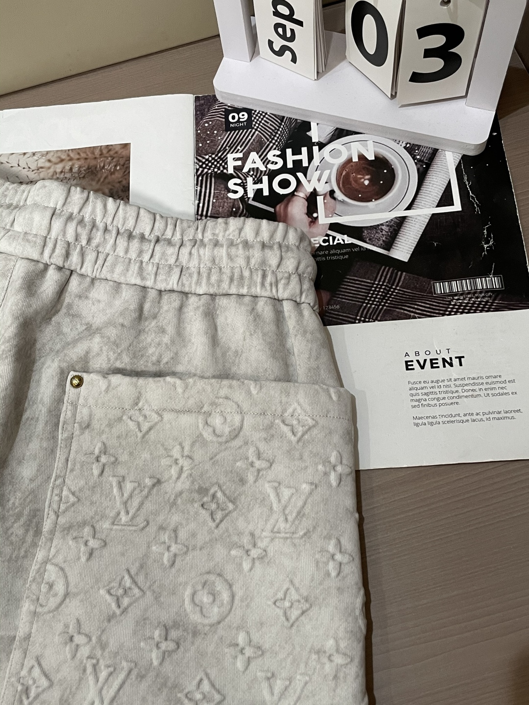 🏊 Lv 2025秋冬新款休闲裤！官网同步发售。品牌经典LOGO休闲裤 ，定制面料，舒适度极好，手触感强