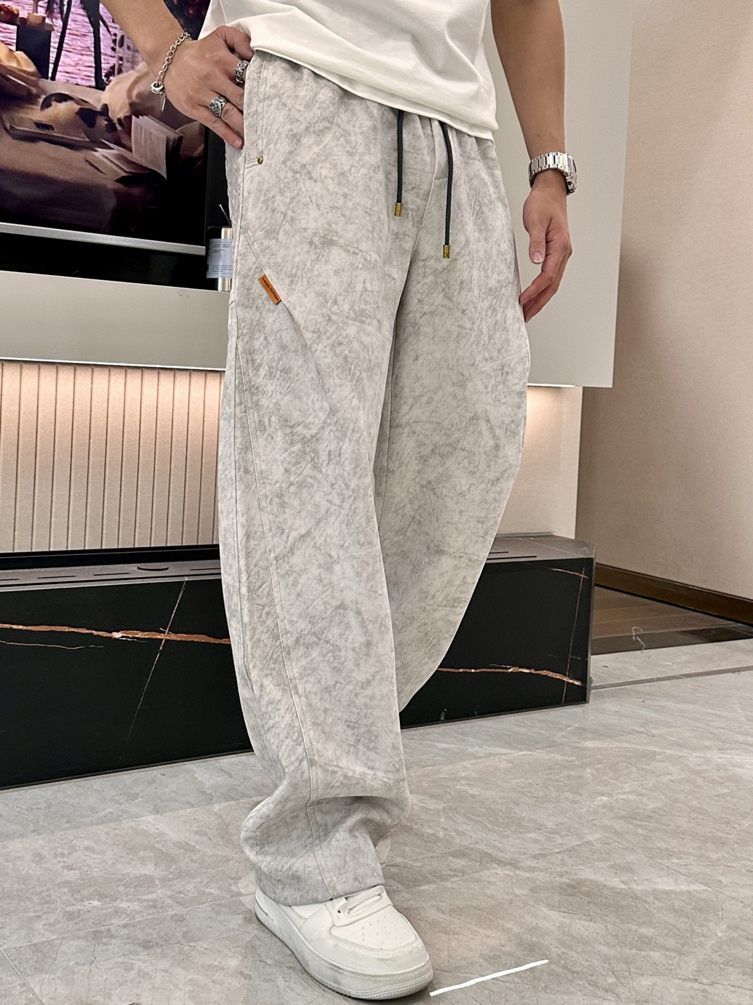 🏊 Lv 2025秋冬新款休闲裤！官网同步发售。品牌经典LOGO休闲裤 ，定制面料，舒适度极好，手触感强