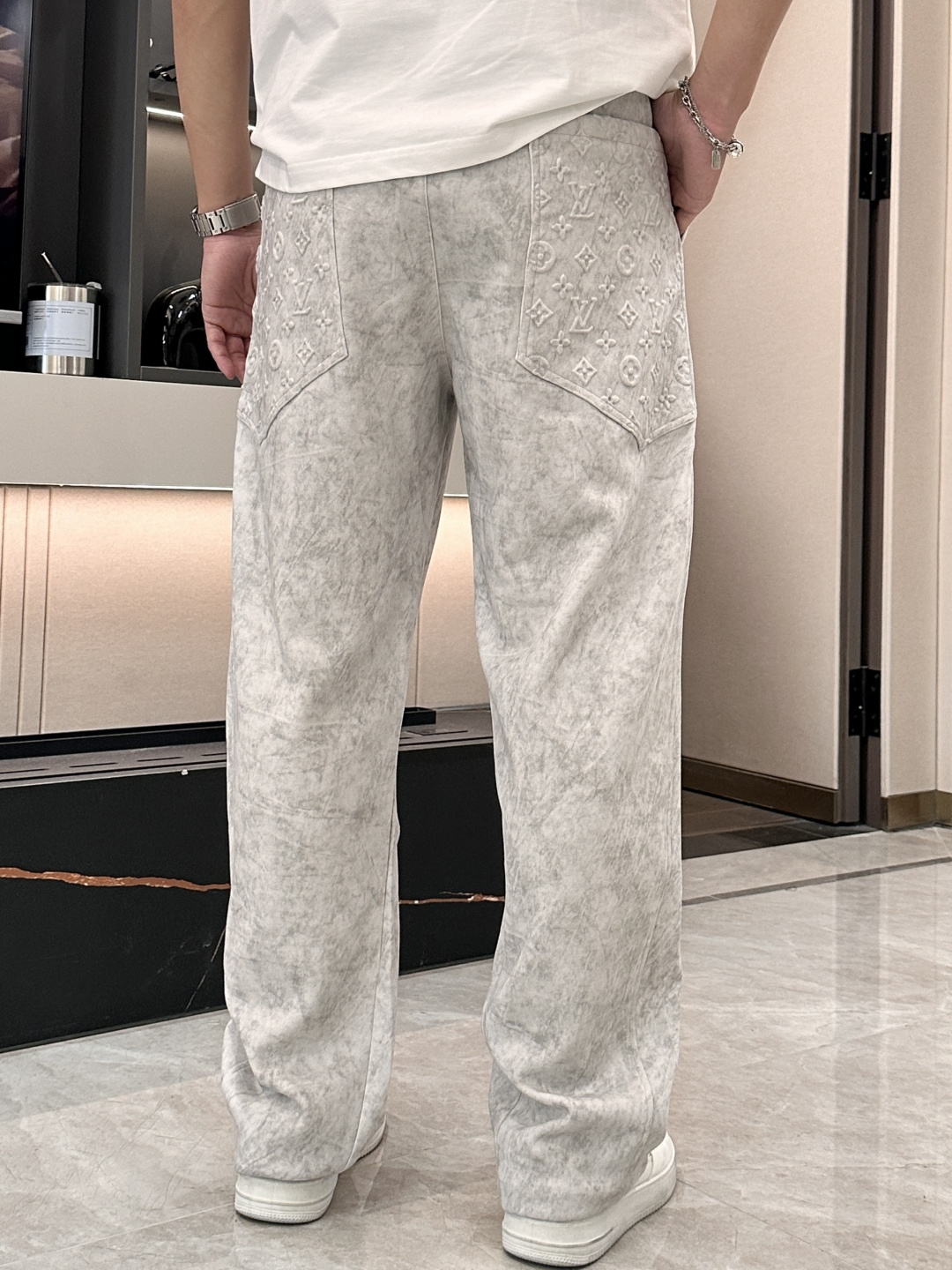 🏊 Lv 2025秋冬新款休闲裤！官网同步发售。品牌经典LOGO休闲裤 ，定制面料，舒适度极好，手触感强