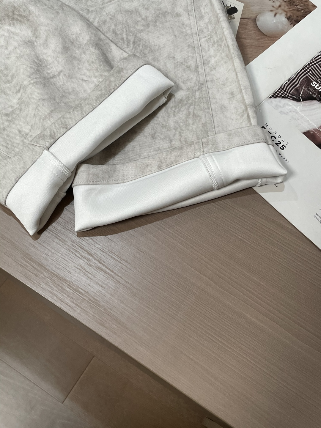 🏊 Lv 2025秋冬新款休闲裤！官网同步发售。品牌经典LOGO休闲裤 ，定制面料，舒适度极好，手触感强