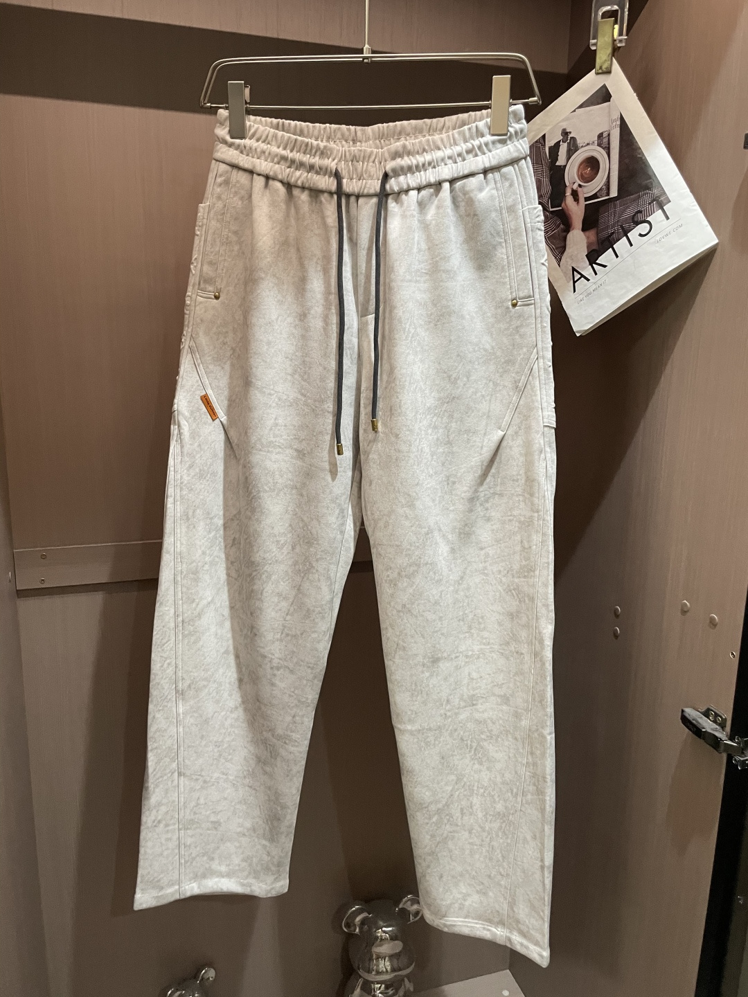 🏊 Lv 2025秋冬新款休闲裤！官网同步发售。品牌经典LOGO休闲裤 ，定制面料，舒适度极好，手触感强