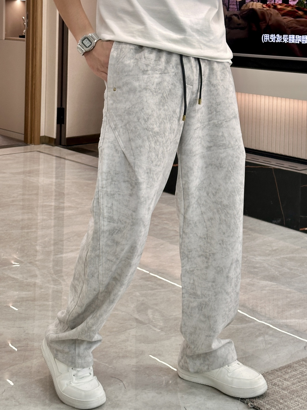 🏊 Lv 2025秋冬新款休闲裤！官网同步发售。品牌经典LOGO休闲裤 ，定制面料，舒适度极好，手触感强