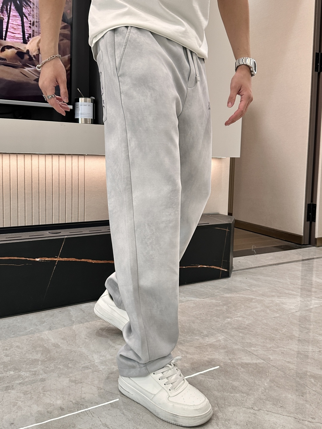 🏊 Loewe 2025秋冬新款休闲裤！官网同步发售。品牌经典LOGO休闲裤 ，定制面料，舒适度极好，手