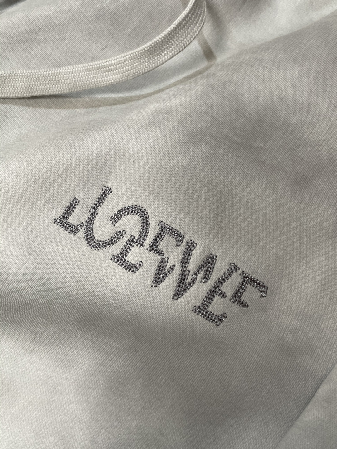 🏊 Loewe 2025秋冬新款休闲裤！官网同步发售。品牌经典LOGO休闲裤 ，定制面料，舒适度极好，手