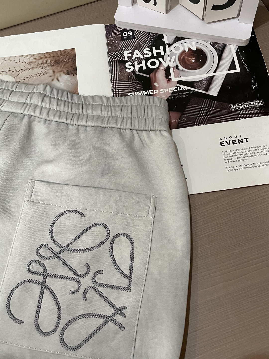 🏊 Loewe 2025秋冬新款休闲裤！官网同步发售。品牌经典LOGO休闲裤 ，定制面料，舒适度极好，手