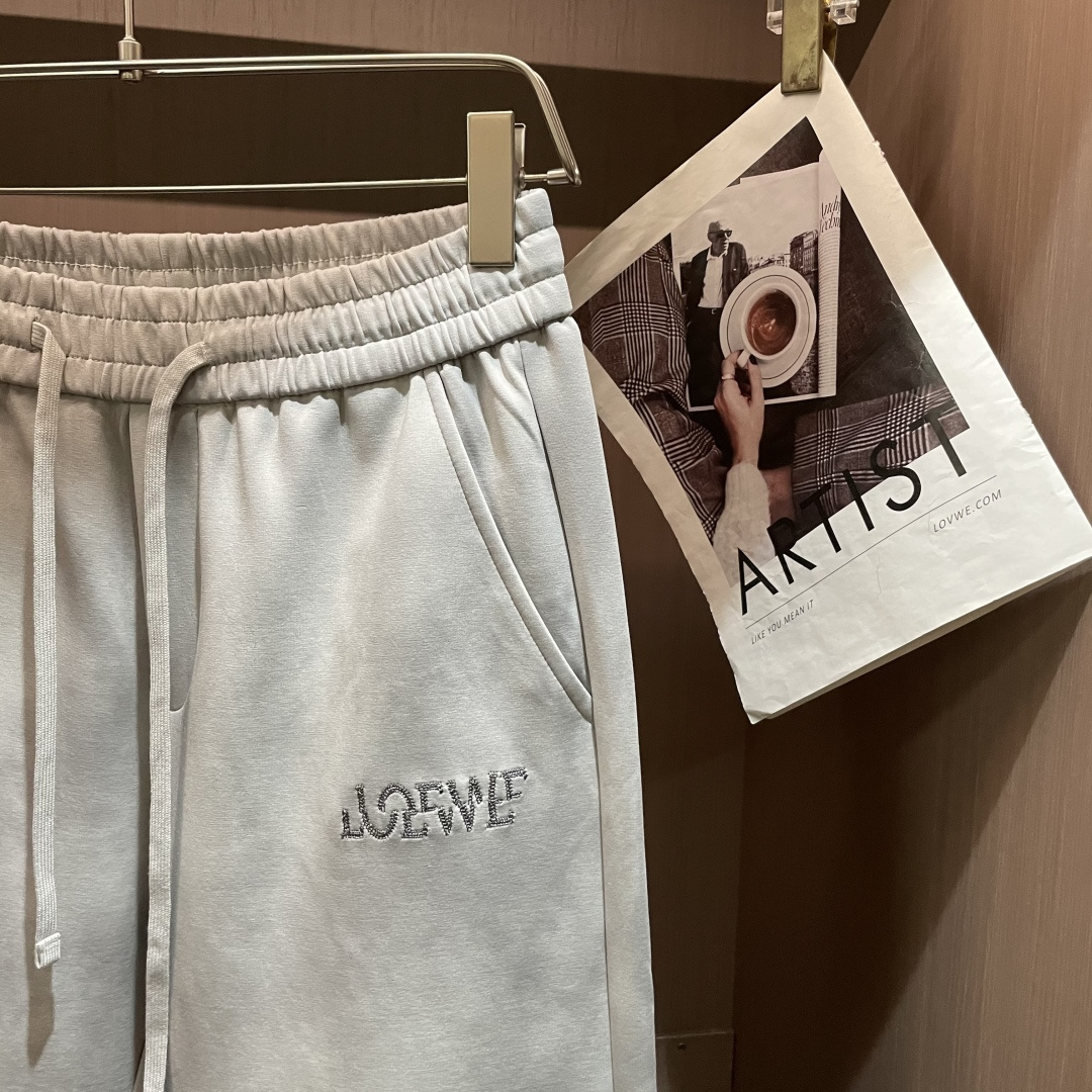 🏊 Loewe 2025秋冬新款休闲裤！官网同步发售。品牌经典LOGO休闲裤 ，定制面料，舒适度极好，手