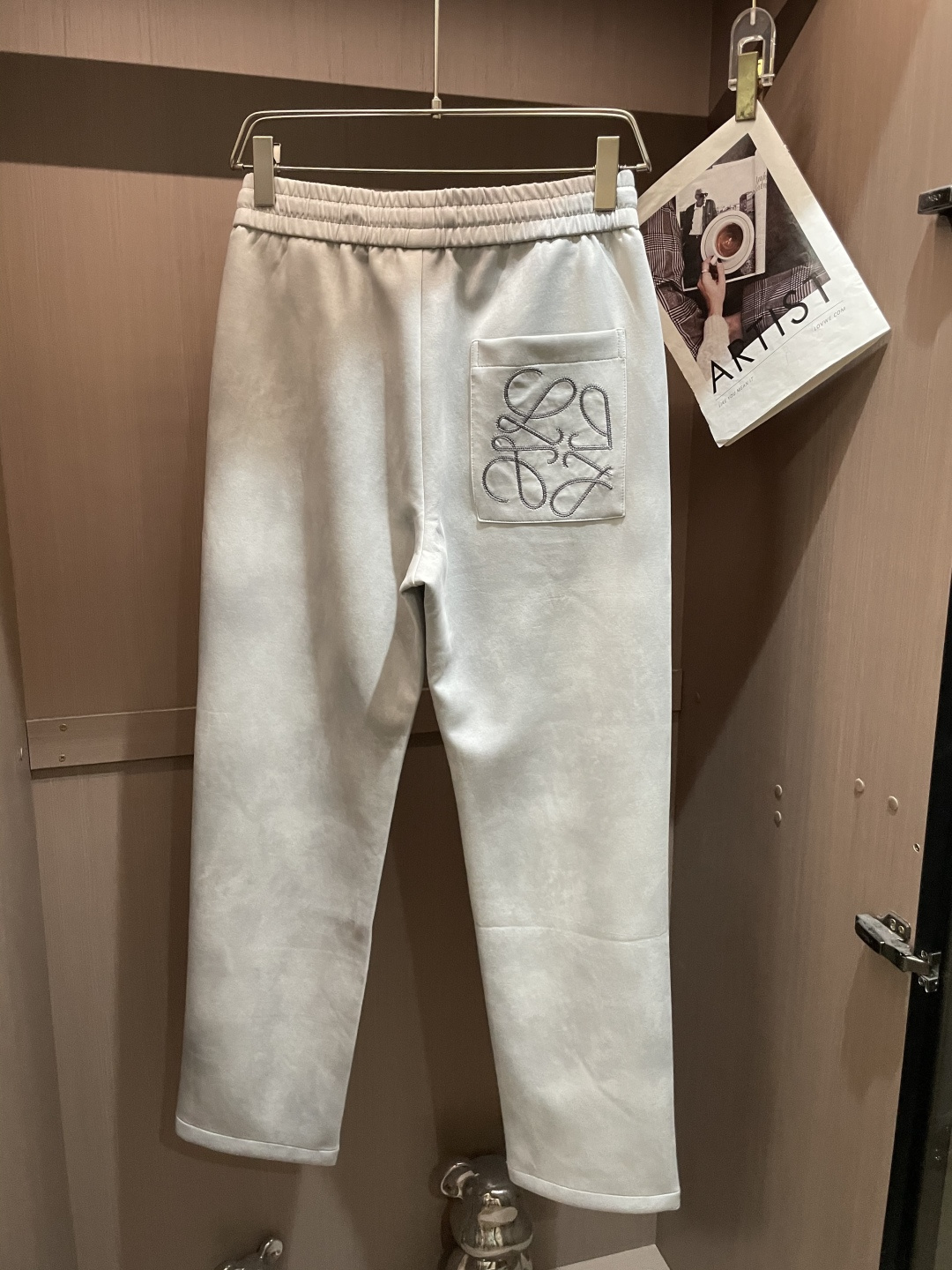 🏊 Loewe 2025秋冬新款休闲裤！官网同步发售。品牌经典LOGO休闲裤 ，定制面料，舒适度极好，手