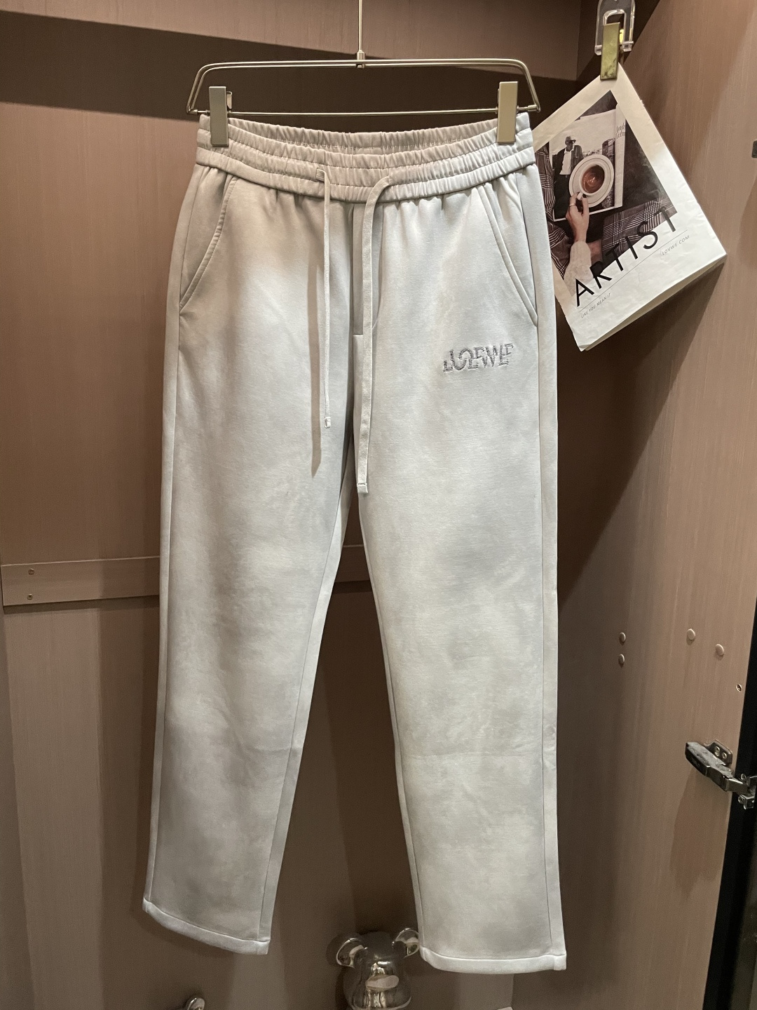 🏊 Loewe 2025秋冬新款休闲裤！官网同步发售。品牌经典LOGO休闲裤 ，定制面料，舒适度极好，手