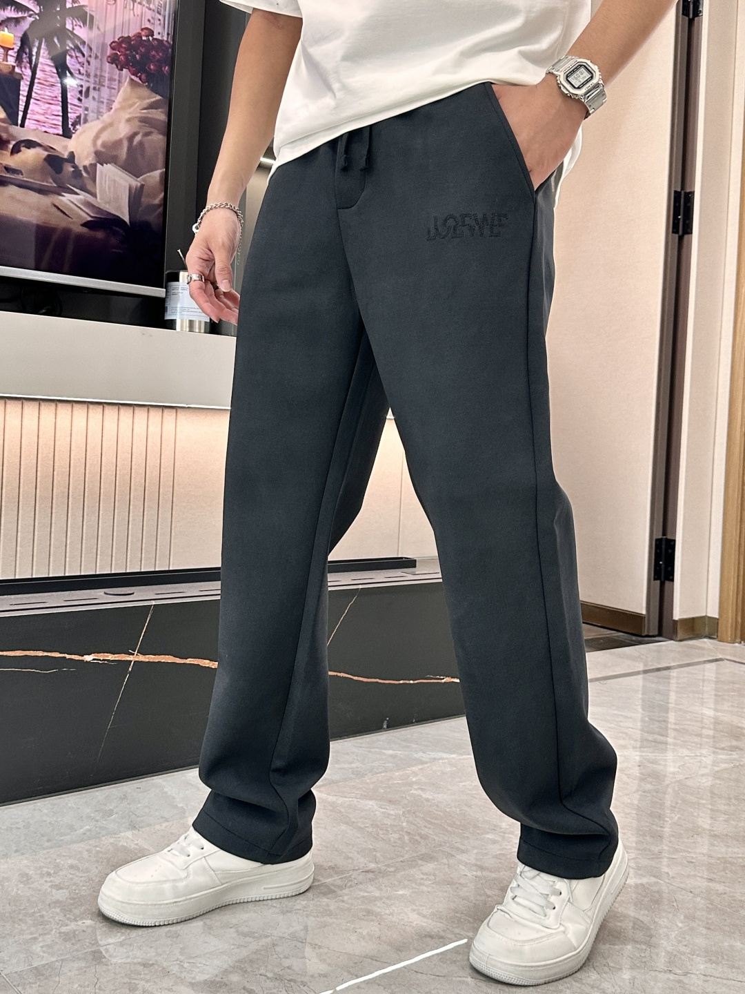 NO:531950,Loewe's new autumn and winter casual pants!  The official website is released simultaneously. The brand's classic LOGO casual pants, customized fabric, excellent comfort, strong hand touch. Very high recognition, perfect quality craftsmanship. Size M-3XL, loewe, alexander wang19860909Loewe 秋冬新款休闲裤！官网同步发售.品牌经典LOGO休闲裤 ,定制面料,舒适度极好,手触感强烈.辨识度极高,完美品相工艺. 尺码M-3XL,,loewe,alexander wang,Men's clothing