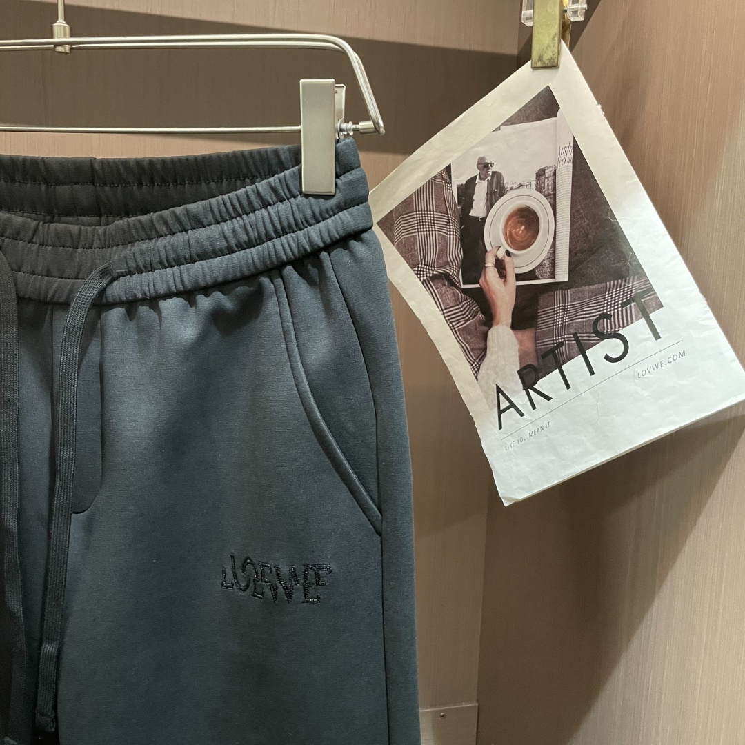 🏊 Loewe 2025秋冬新款休闲裤！官网同步发售。品牌经典LOGO休闲裤 ，定制面料，舒适度极好，手