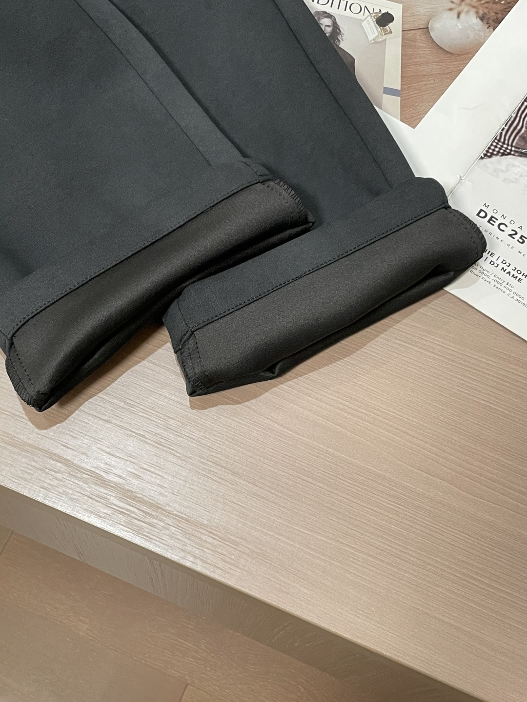 🏊 Loewe 2025秋冬新款休闲裤！官网同步发售。品牌经典LOGO休闲裤 ，定制面料，舒适度极好，手