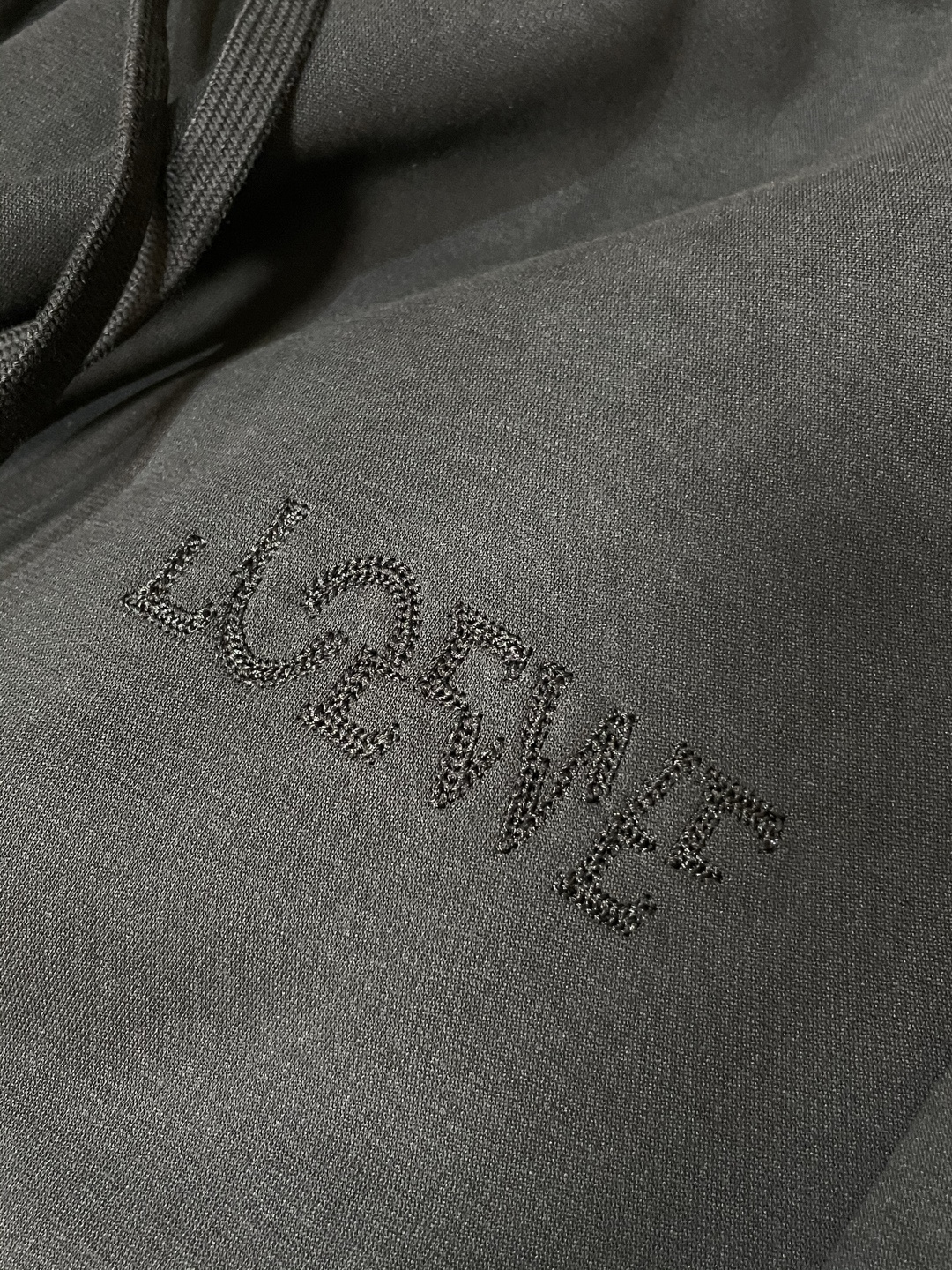 🏊 Loewe 2025秋冬新款休闲裤！官网同步发售。品牌经典LOGO休闲裤 ，定制面料，舒适度极好，手