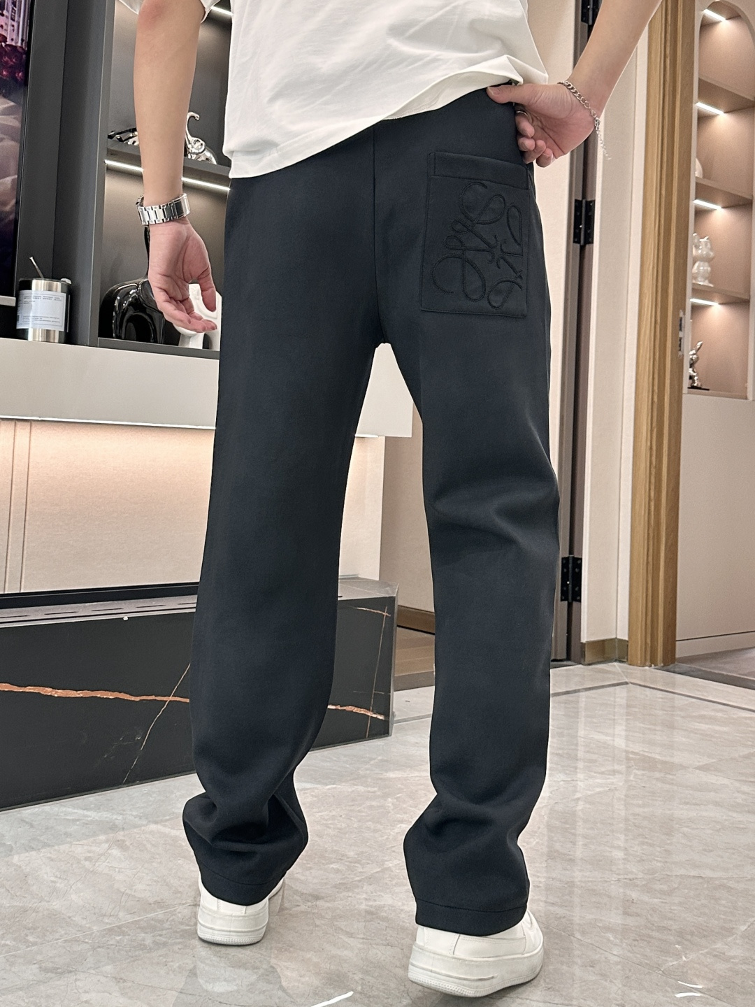 🏊 Loewe 2025秋冬新款休闲裤！官网同步发售。品牌经典LOGO休闲裤 ，定制面料，舒适度极好，手