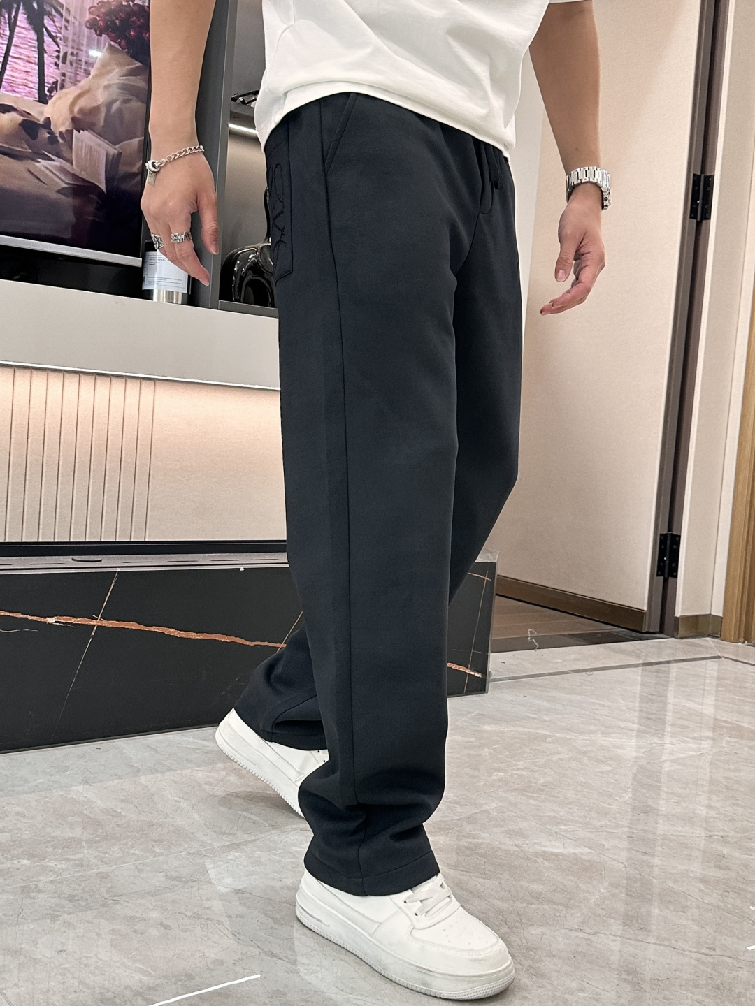 🏊 Loewe 2025秋冬新款休闲裤！官网同步发售。品牌经典LOGO休闲裤 ，定制面料，舒适度极好，手