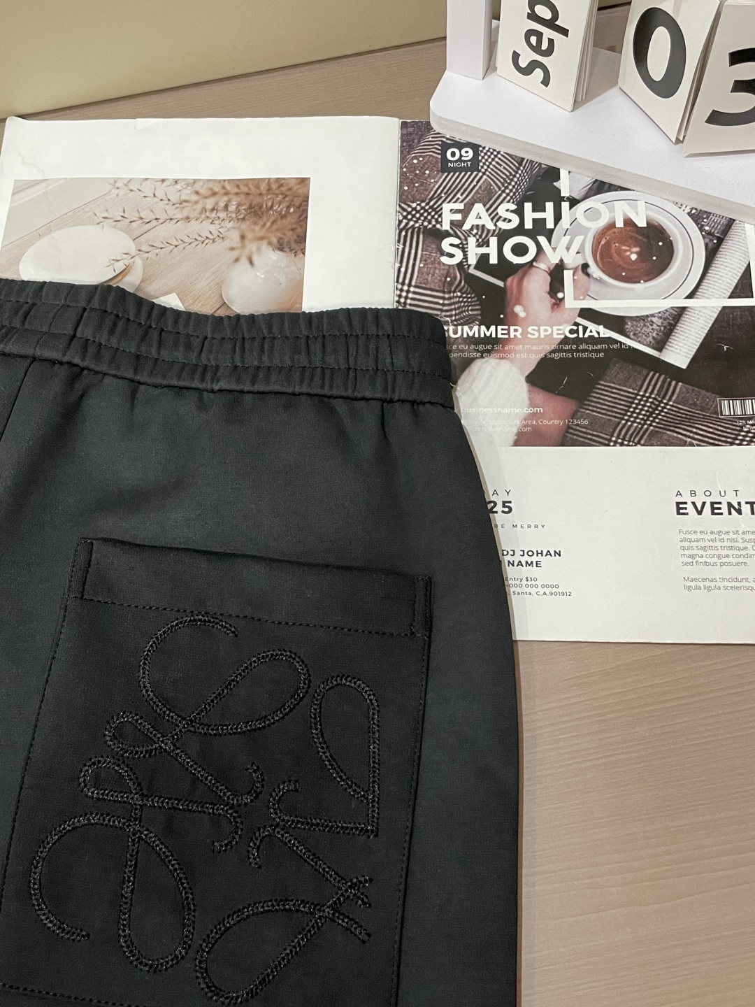 🏊 Loewe 2025秋冬新款休闲裤！官网同步发售。品牌经典LOGO休闲裤 ，定制面料，舒适度极好，手