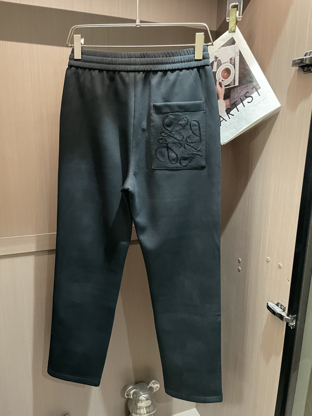 🏊 Loewe 2025秋冬新款休闲裤！官网同步发售。品牌经典LOGO休闲裤 ，定制面料，舒适度极好，手