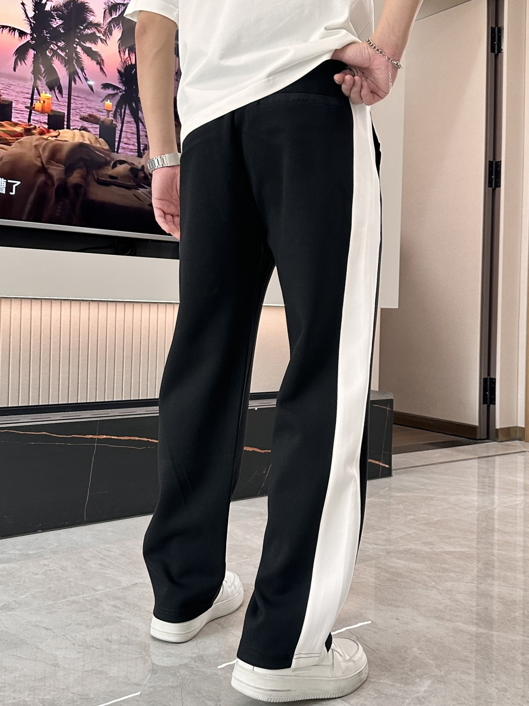 🏊 Lv 2025秋冬新款休闲裤！官网同步发售。品牌经典LOGO休闲裤 ，定制面料，舒适度极好，手触感强