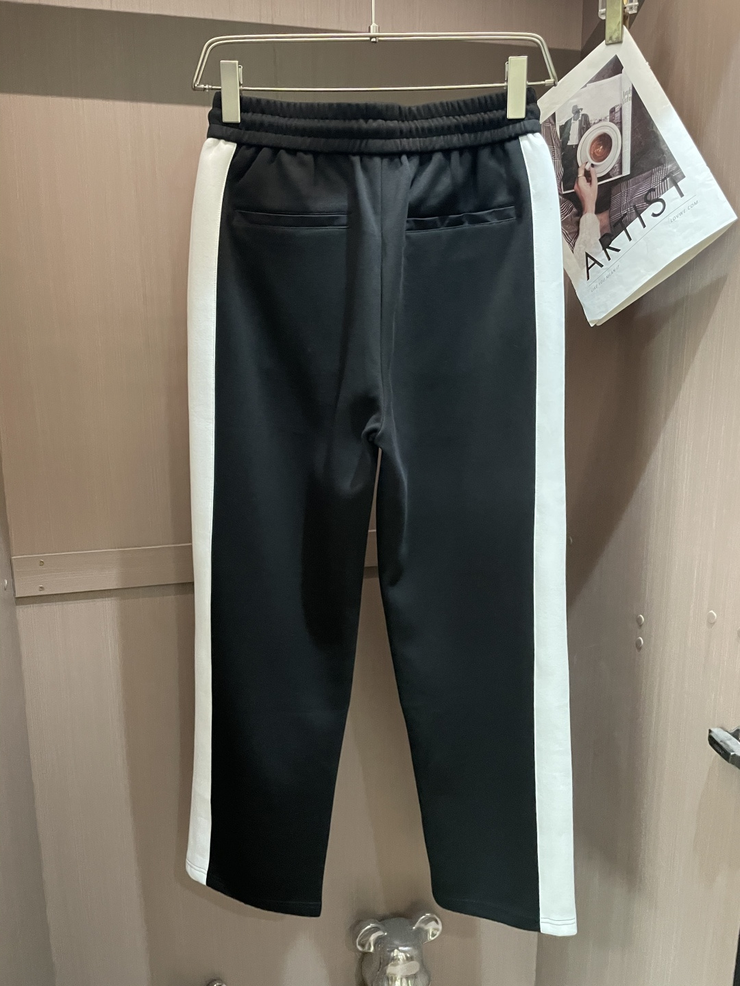 🏊 Lv 2025秋冬新款休闲裤！官网同步发售。品牌经典LOGO休闲裤 ，定制面料，舒适度极好，手触感强