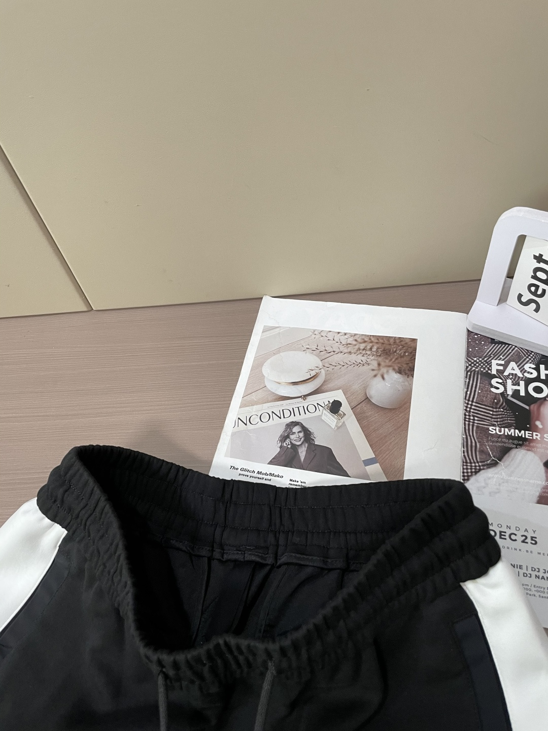 🏊 Lv 2025秋冬新款休闲裤！官网同步发售。品牌经典LOGO休闲裤 ，定制面料，舒适度极好，手触感强