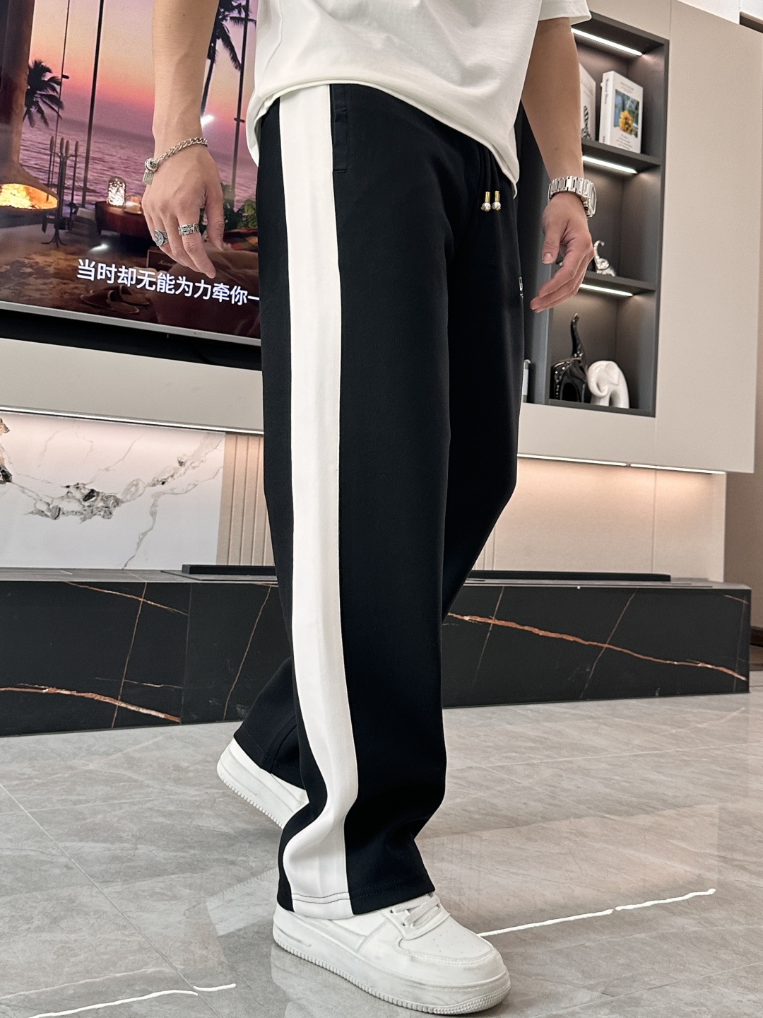 🏊 Lv 2025秋冬新款休闲裤！官网同步发售。品牌经典LOGO休闲裤 ，定制面料，舒适度极好，手触感强