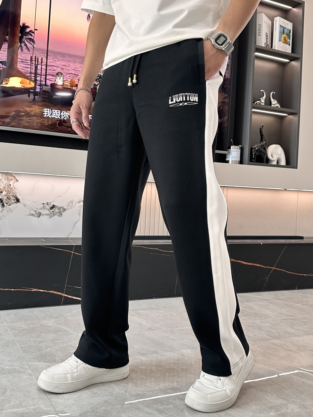 NO:733963,Lv 2026 spring new casual pants!  On sale simultaneously on the official website. The brand's classic LOGO casual pants, customized fabrics, excellent comfort, strong touch. Highly recognizable, perfect appearance and craftsmanship. Sizes M-3XL, Louis Vuitton,19860909Lv 2026春季新款休闲裤！官网同步发售.品牌经典LOGO休闲裤 ,定制面料,舒适度极好,手触感强烈.辨识度极高,完美品相工艺. 尺码M-3XL,,louis vuitton,,Men's clothing