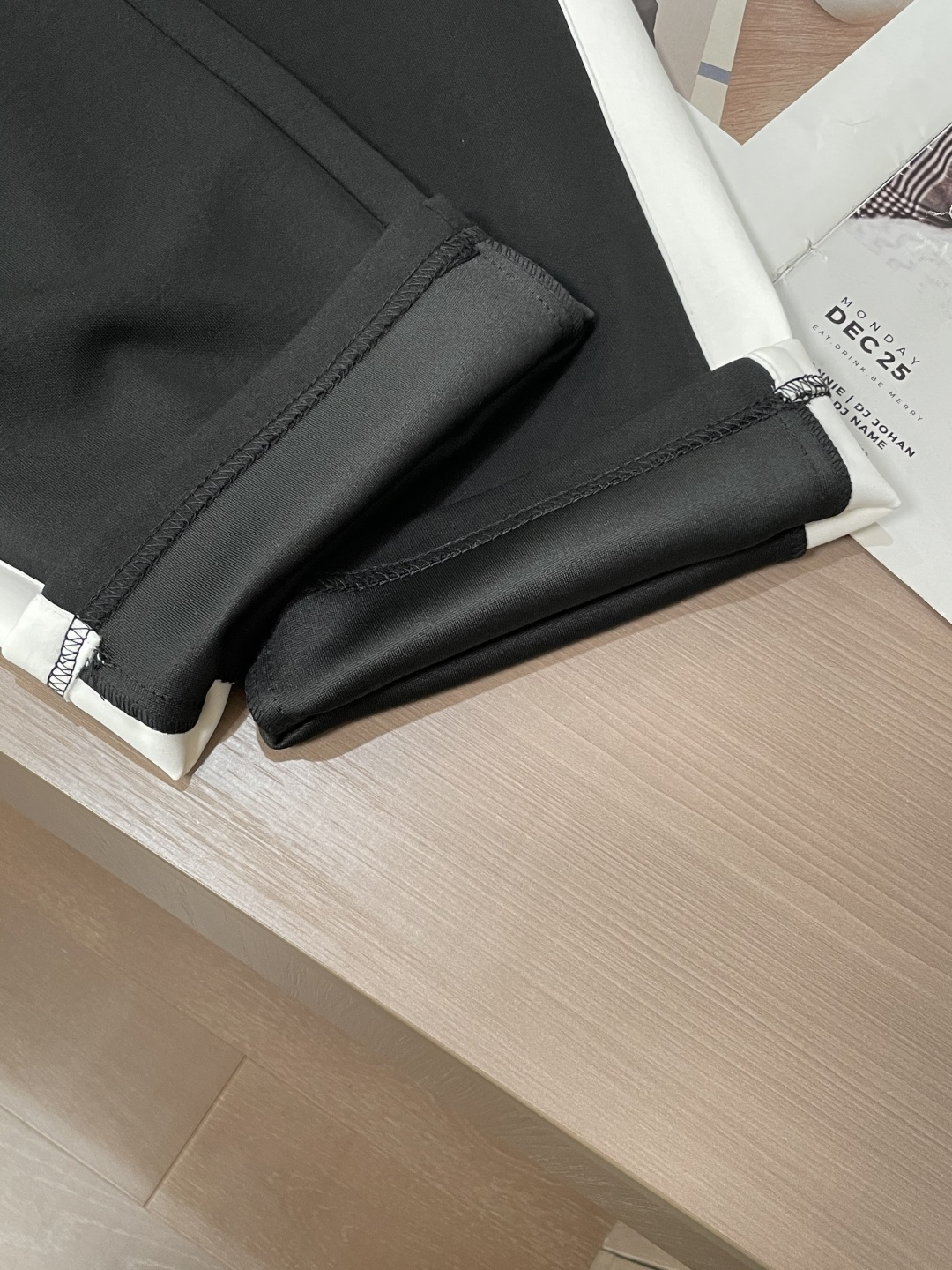 🏊 Lv 2025秋冬新款休闲裤！官网同步发售。品牌经典LOGO休闲裤 ，定制面料，舒适度极好，手触感强