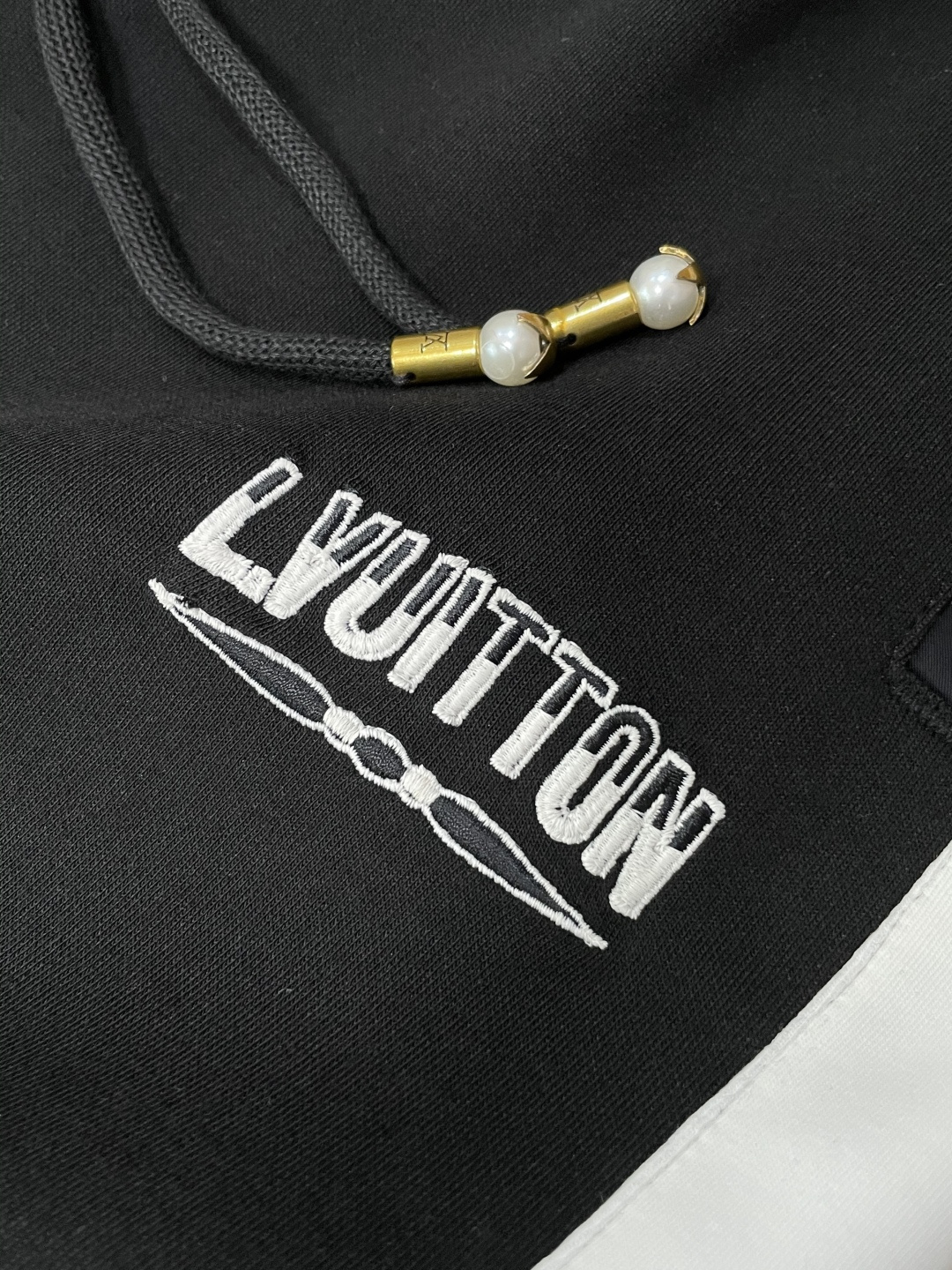 🏊 Lv 2025秋冬新款休闲裤！官网同步发售。品牌经典LOGO休闲裤 ，定制面料，舒适度极好，手触感强