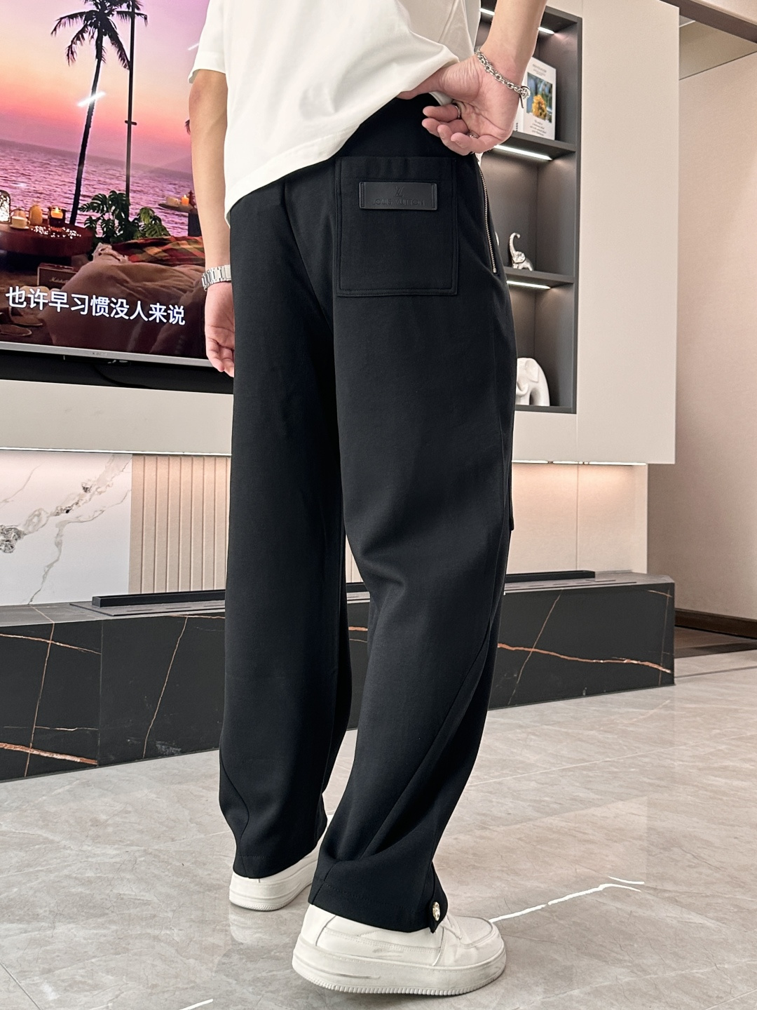 🏊 Lv 2025秋冬新款休闲裤！官网同步发售。品牌经典LOGO休闲裤 ，定制面料，舒适度极好，手触感强