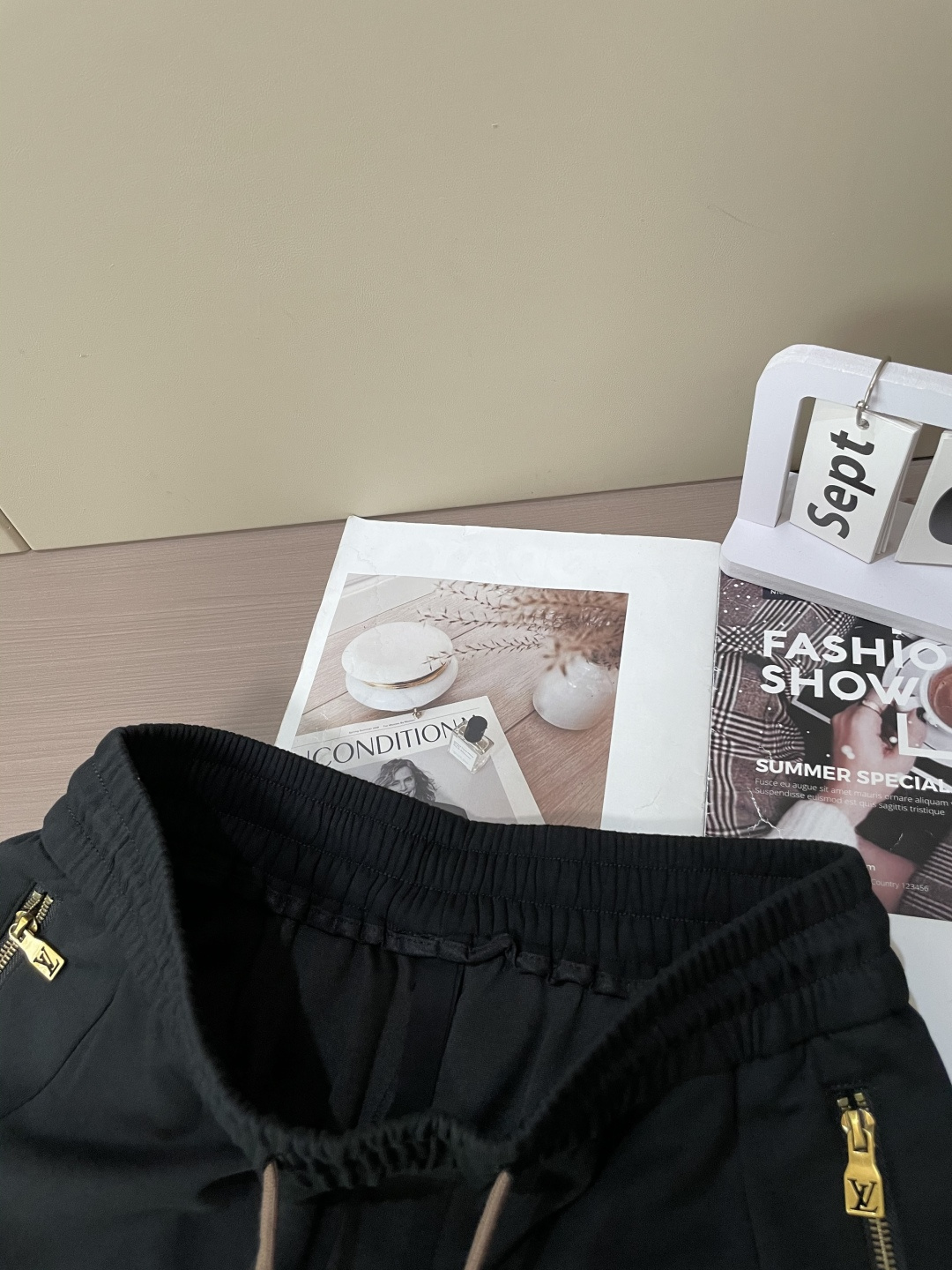 🏊 Lv 2025秋冬新款休闲裤！官网同步发售。品牌经典LOGO休闲裤 ，定制面料，舒适度极好，手触感强