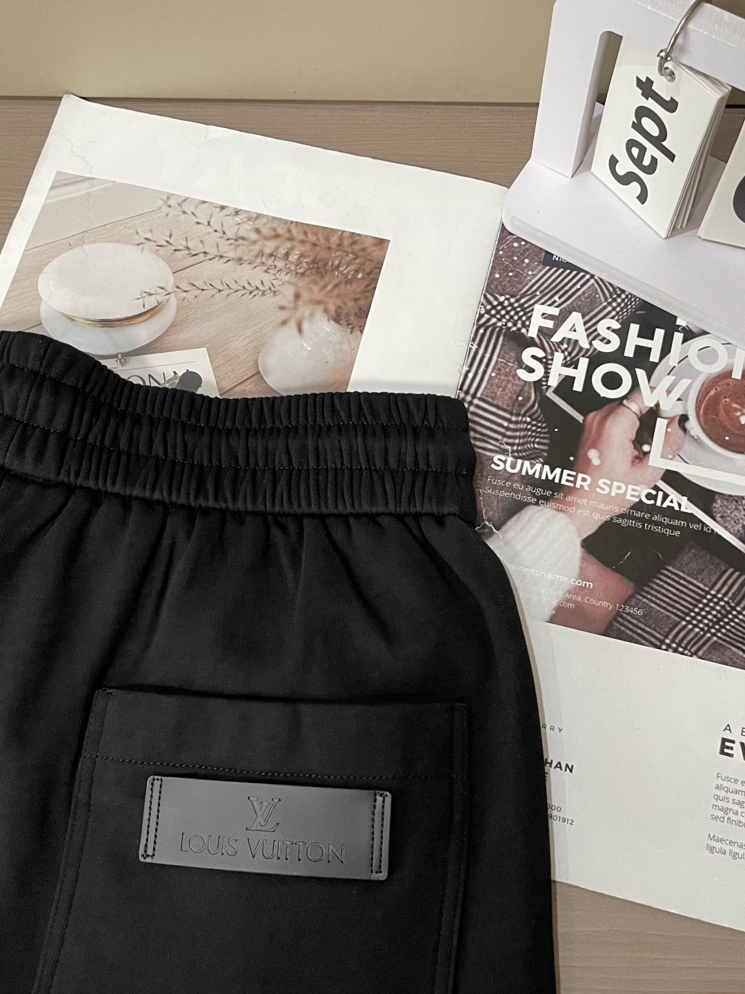 🏊 Lv 2025秋冬新款休闲裤！官网同步发售。品牌经典LOGO休闲裤 ，定制面料，舒适度极好，手触感强