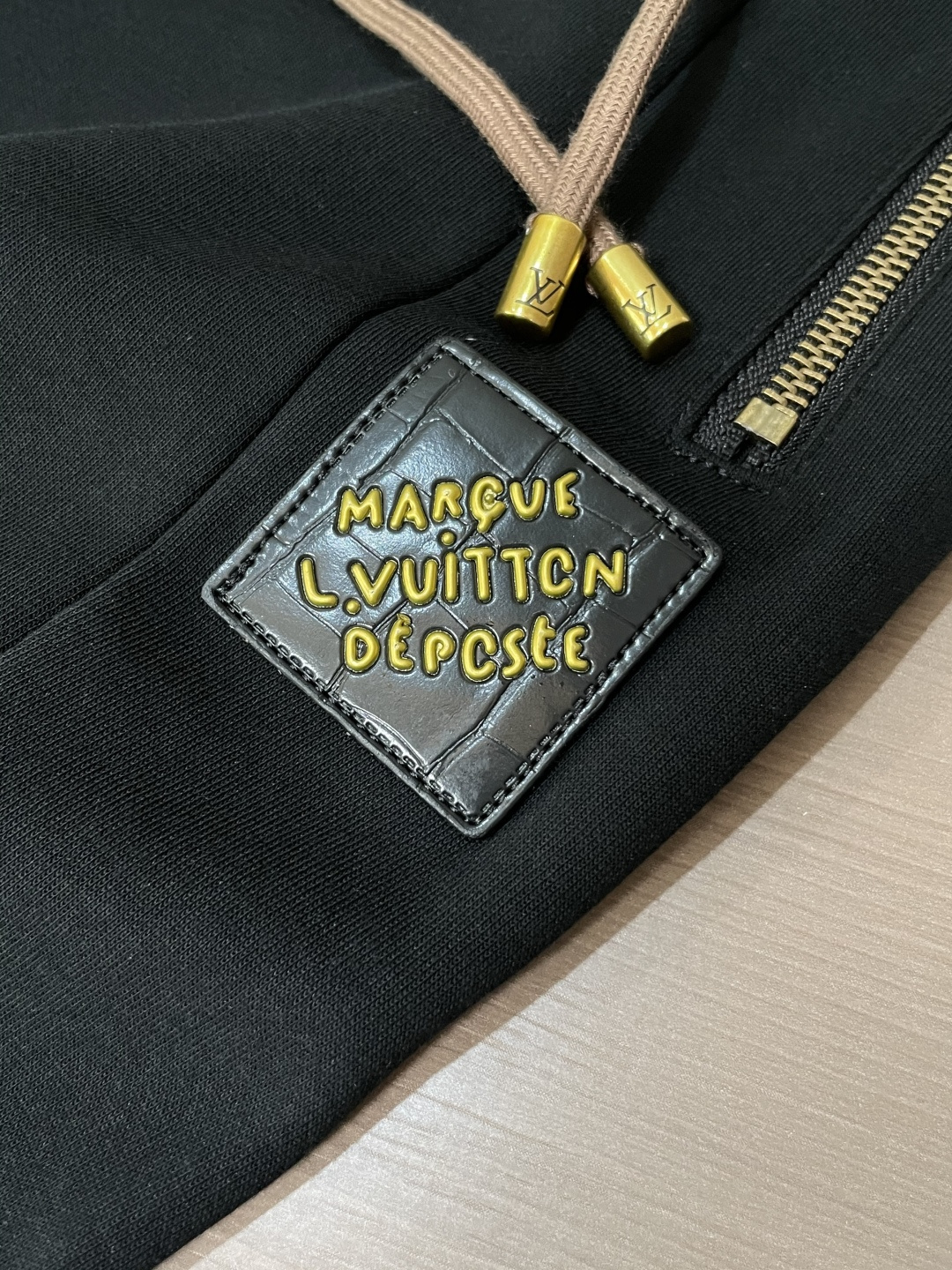 🏊 Lv 2025秋冬新款休闲裤！官网同步发售。品牌经典LOGO休闲裤 ，定制面料，舒适度极好，手触感强