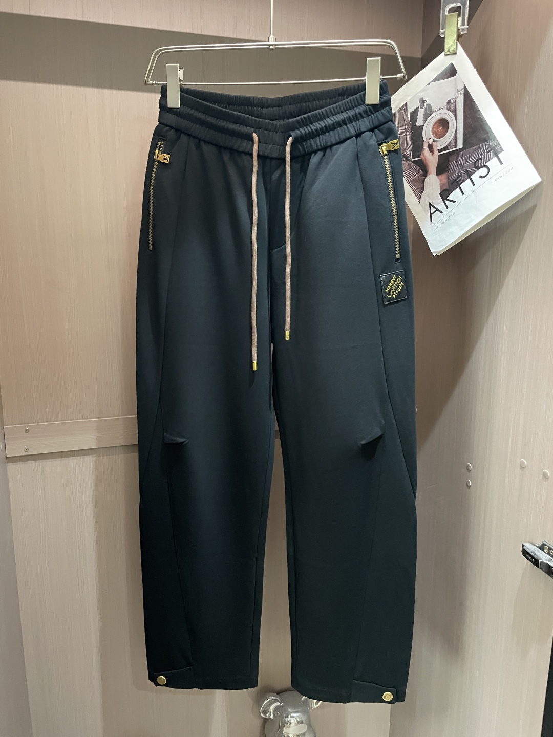 🏊 Lv 2025秋冬新款休闲裤！官网同步发售。品牌经典LOGO休闲裤 ，定制面料，舒适度极好，手触感强