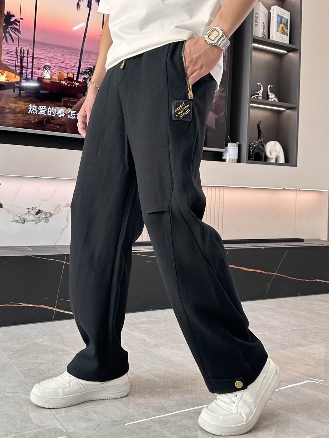 NO:531953,Lv new casual pants in autumn and winter!  The official website is released simultaneously. The brand's classic LOGO casual pants, customized fabric, excellent comfort, strong hand touch. Extremely recognizable, perfect quality craftsmanship. Size M-3XL,,louis vuitton,alexander wang19860909Lv 秋冬新款休闲裤！官网同步发售.品牌经典LOGO休闲裤 ,定制面料,舒适度极好,手触感强烈.辨识度极高,完美品相工艺. 尺码M-3XL,,louis vuitton,alexander wang,Men's clothing