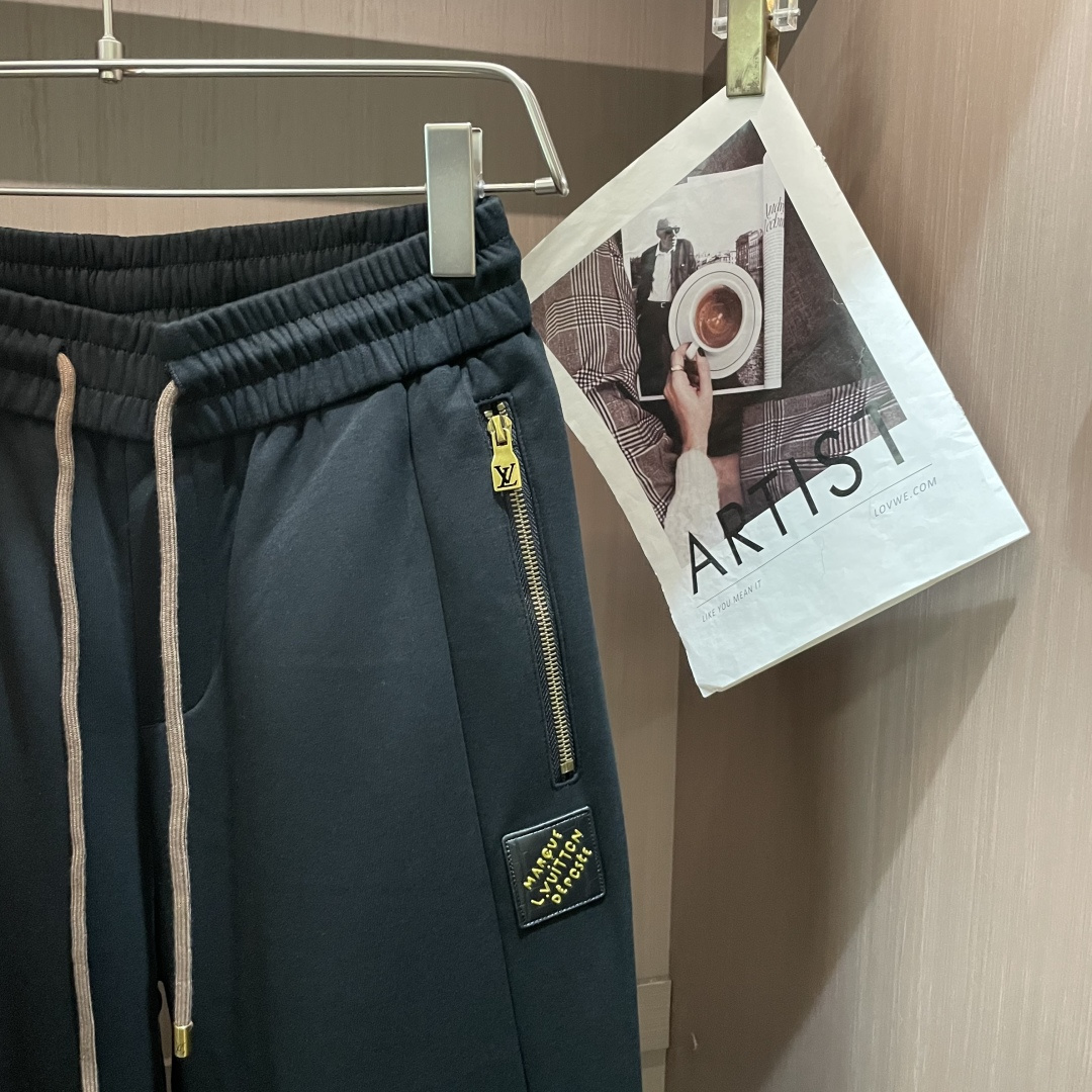 🏊 Lv 2025秋冬新款休闲裤！官网同步发售。品牌经典LOGO休闲裤 ，定制面料，舒适度极好，手触感强