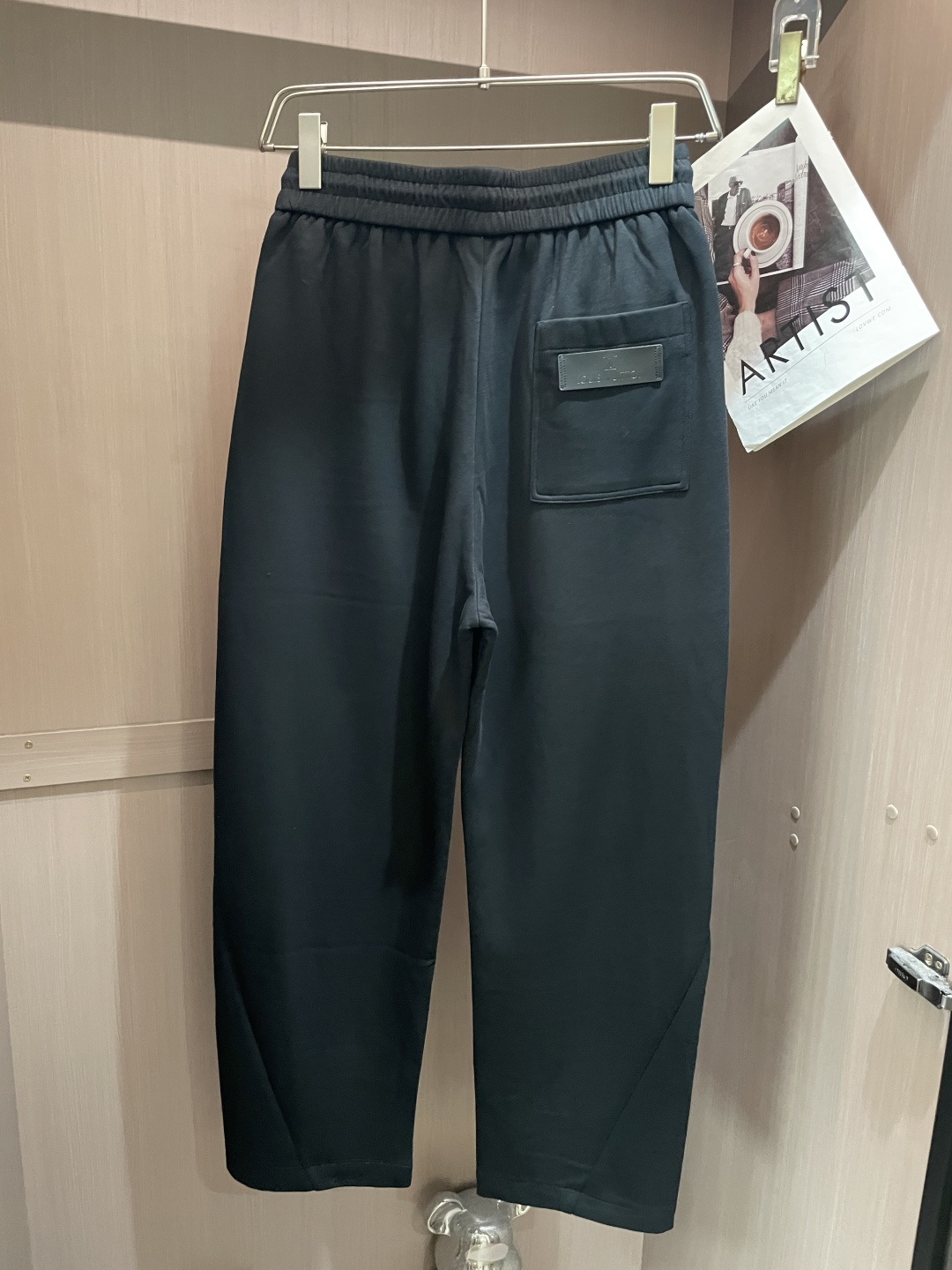 🏊 Lv 2025秋冬新款休闲裤！官网同步发售。品牌经典LOGO休闲裤 ，定制面料，舒适度极好，手触感强