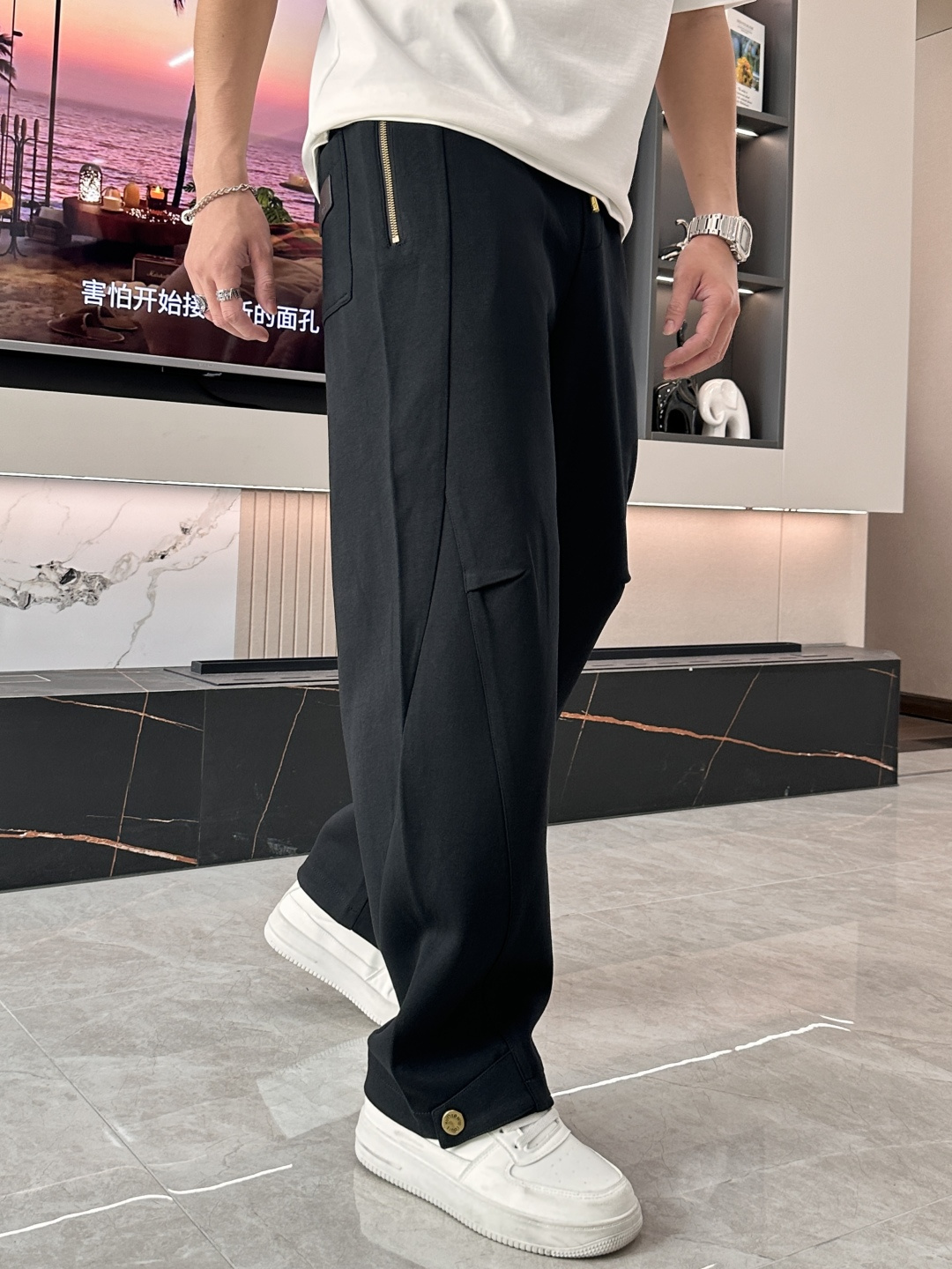 🏊 Lv 2025秋冬新款休闲裤！官网同步发售。品牌经典LOGO休闲裤 ，定制面料，舒适度极好，手触感强
