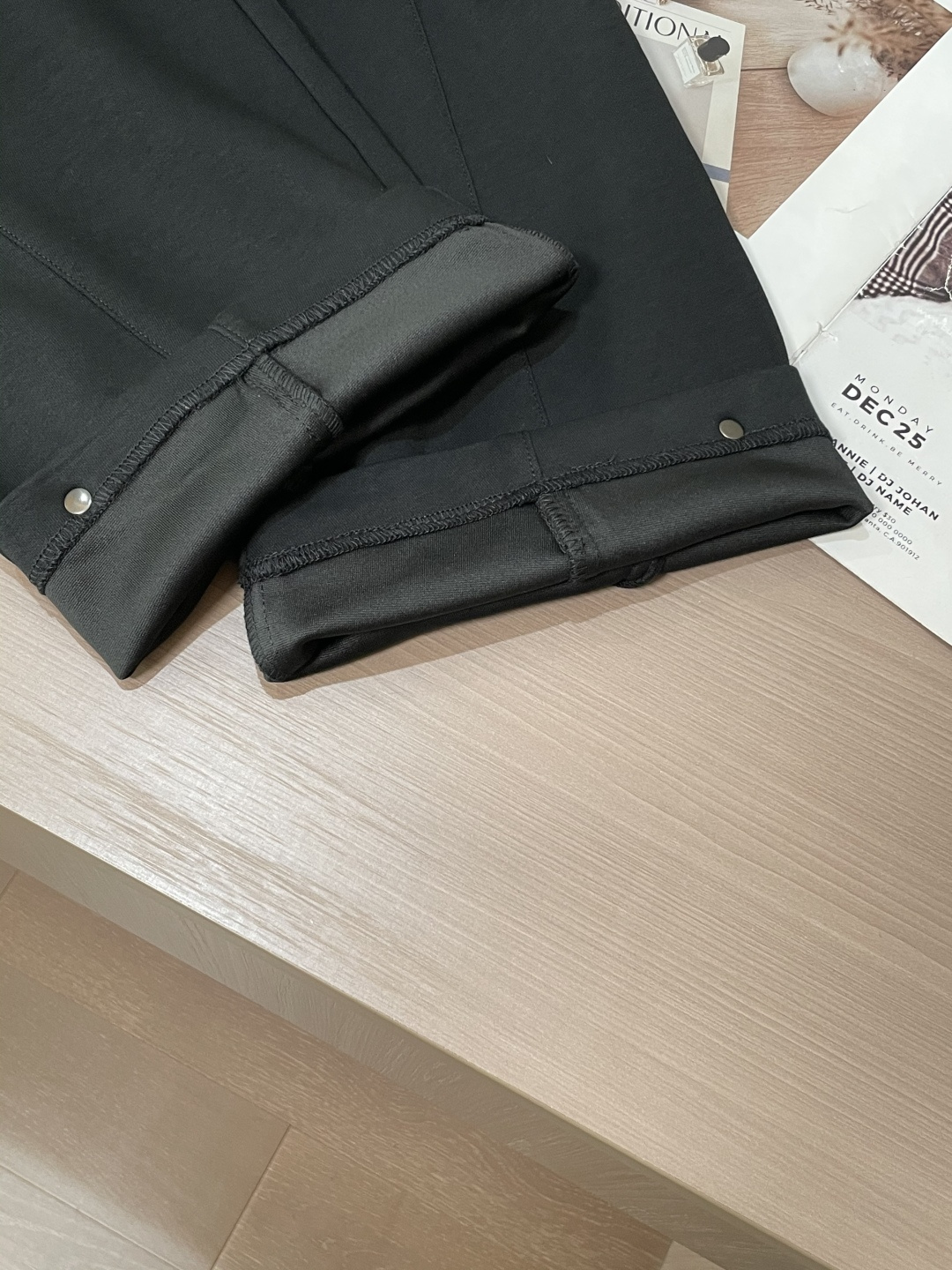 🏊 Lv 2025秋冬新款休闲裤！官网同步发售。品牌经典LOGO休闲裤 ，定制面料，舒适度极好，手触感强