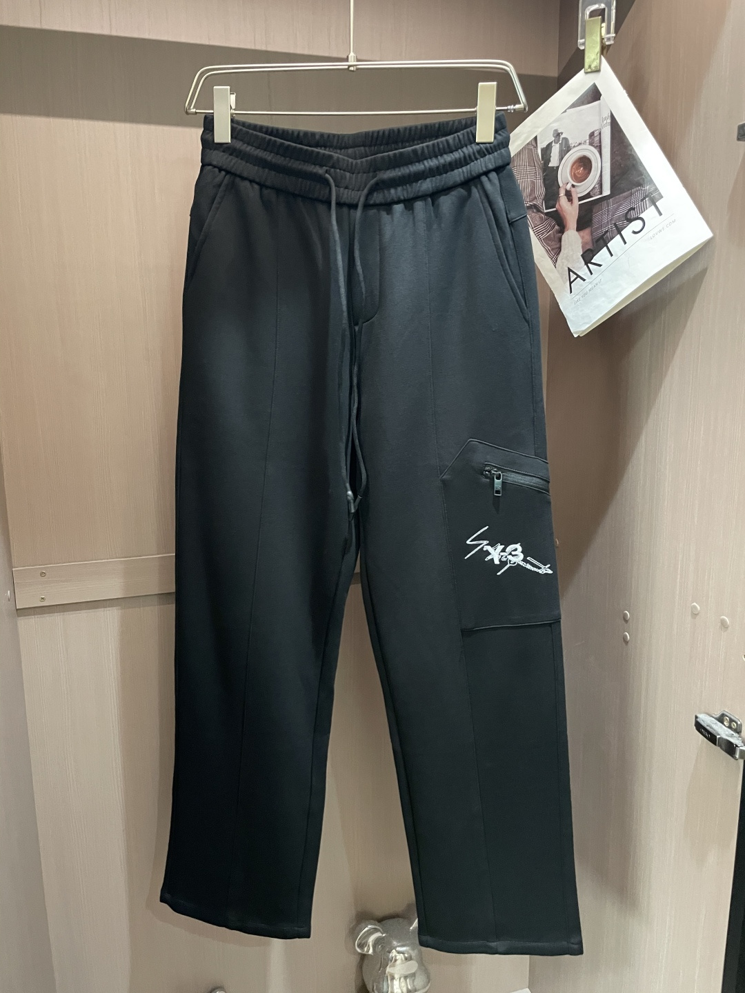 🏊 Y-3 2025秋冬新款休闲裤！官网同步发售。品牌经典LOGO休闲裤 ，定制面料，舒适度极好，手触感